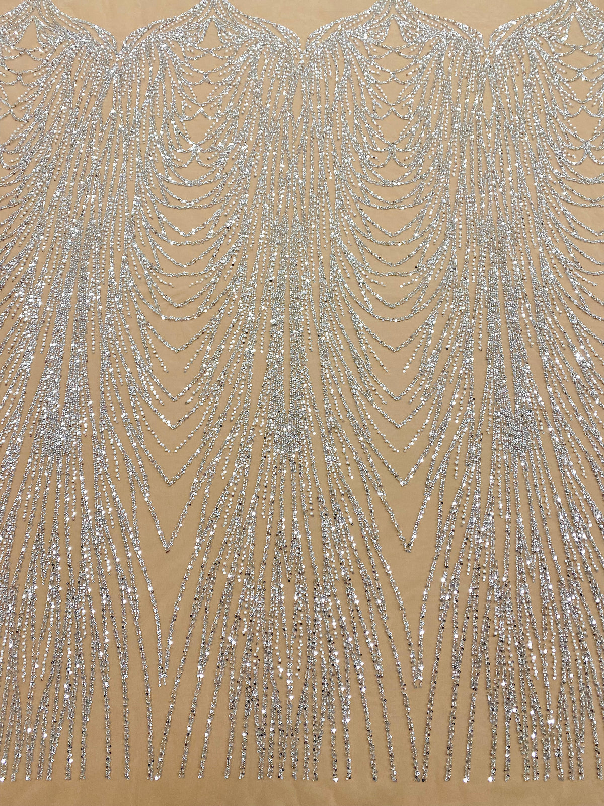 Dantela Couture Argintie pe Tulle Nude cu Model Liniar, cu Margele si Paiete