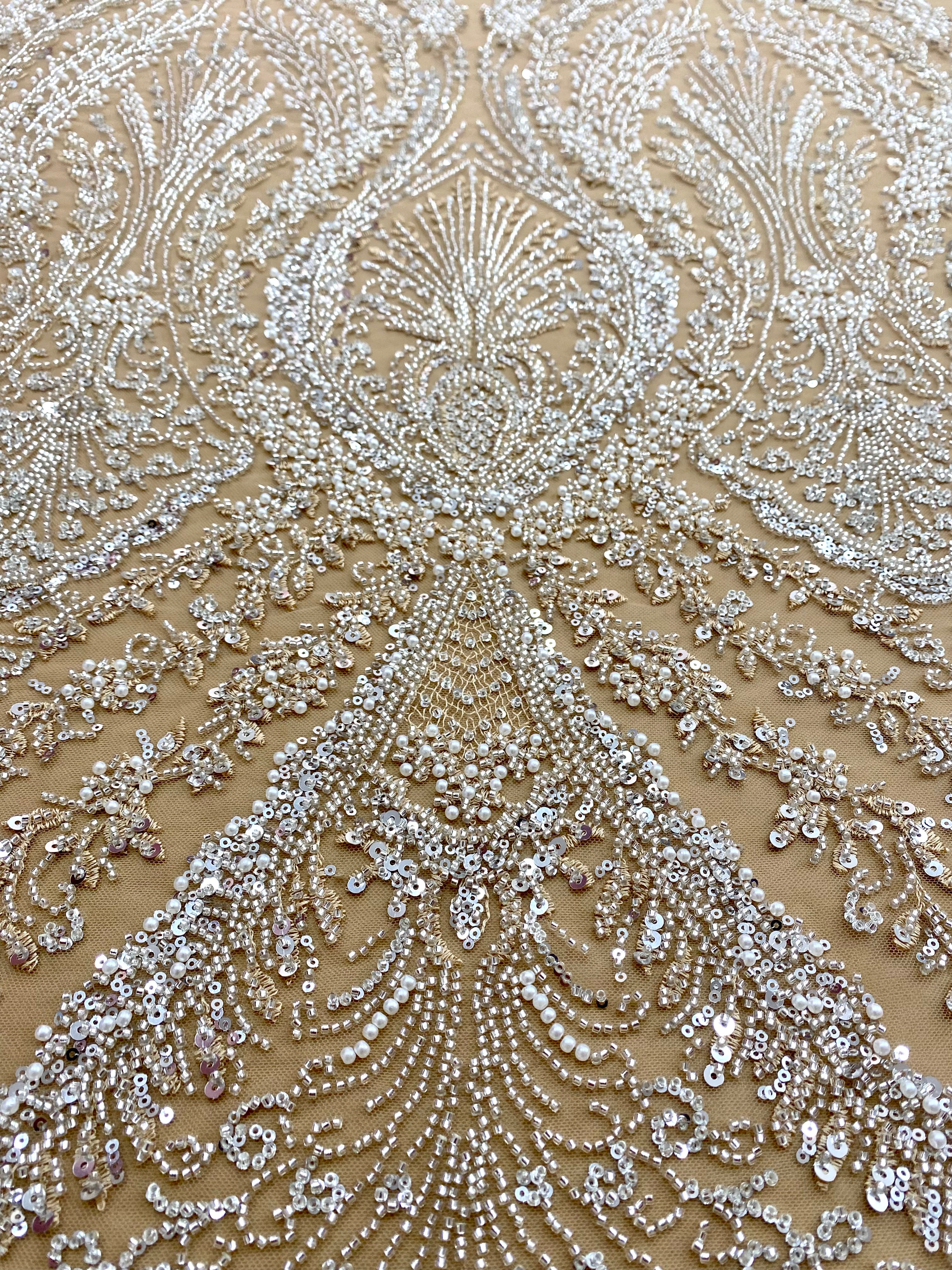 Dantela Couture Argintie pe Tulle Nude cu Model Geometric, cu Perle, Margele si Paiete
