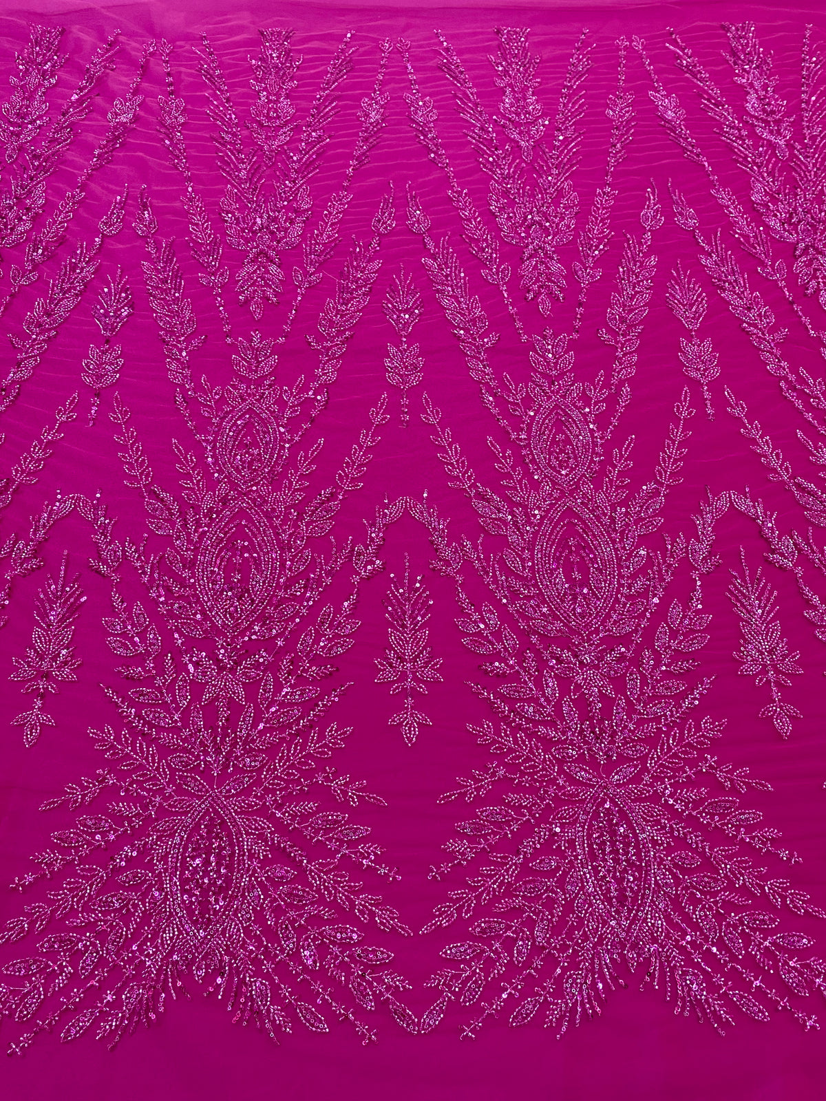 Dantela Couture Fucsia szimmetrikus mintával, gyöngyökkel és flitterekkel