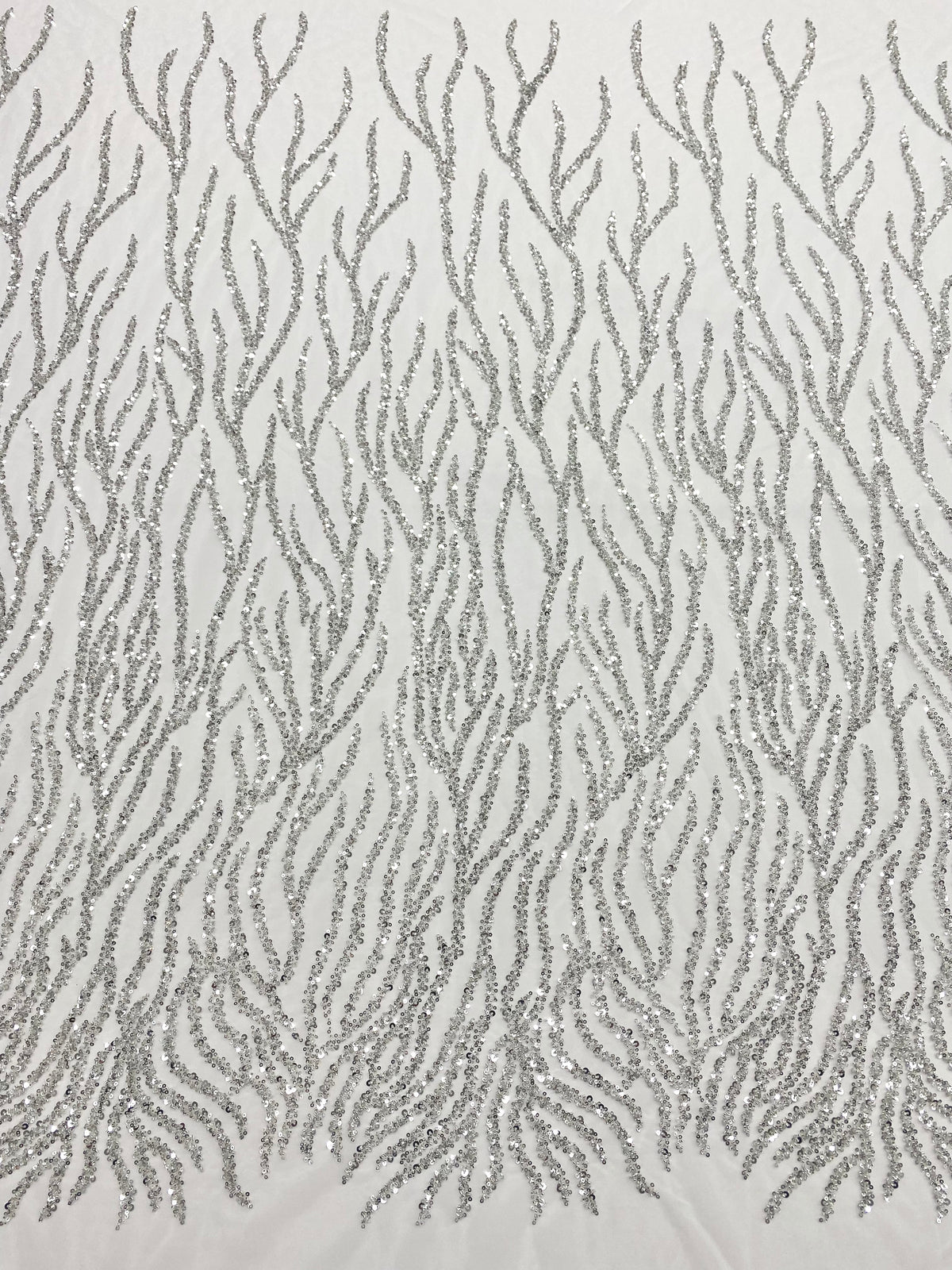 Csipke Couture ezüst tüllön, elefántcsont színben, gyöngy- és flitterfüzérekkel, gyöngyökkel és flitterekkel