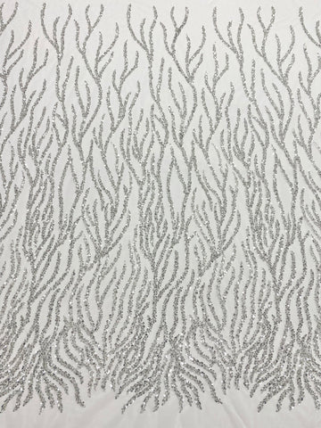 Csipke Couture ezüst tüllön, elefántcsont színben, gyöngy- és flitterfüzérekkel, gyöngyökkel és flitterekkel