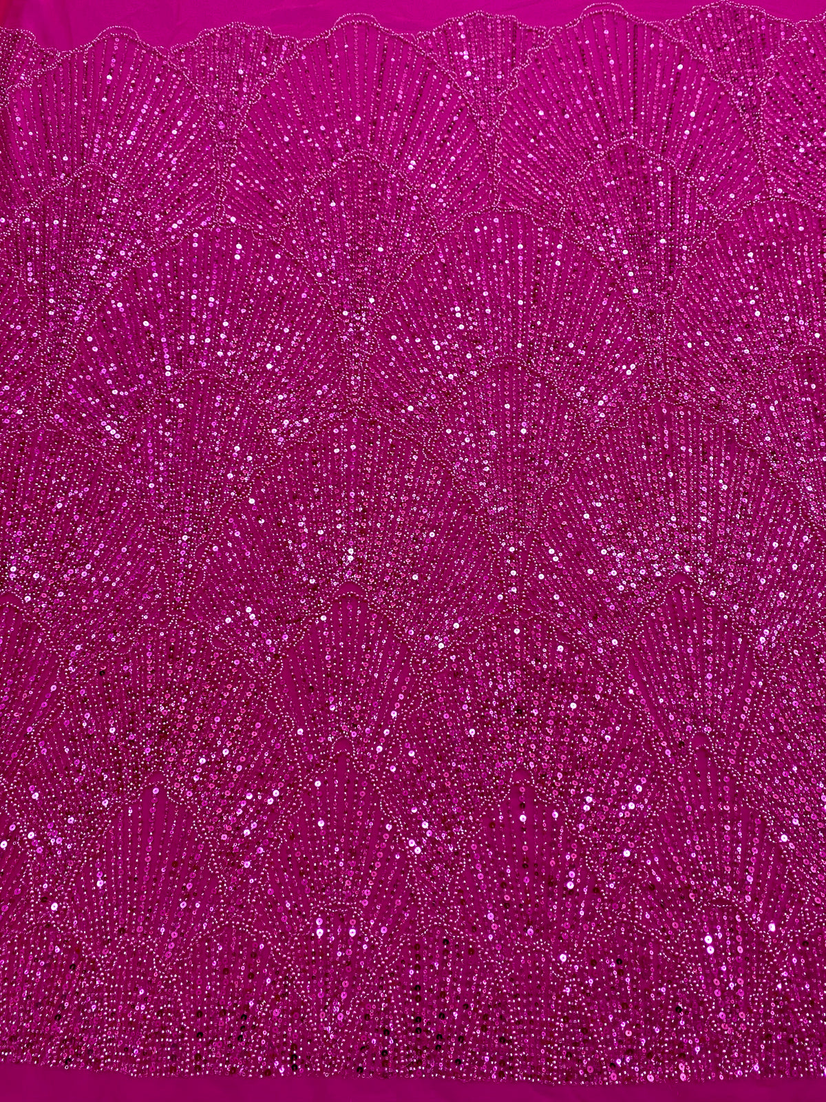 Dantela Couture Fucsia geometriai mintával, gyöngyökkel, gyöngyöcskékkel és flitterekkel