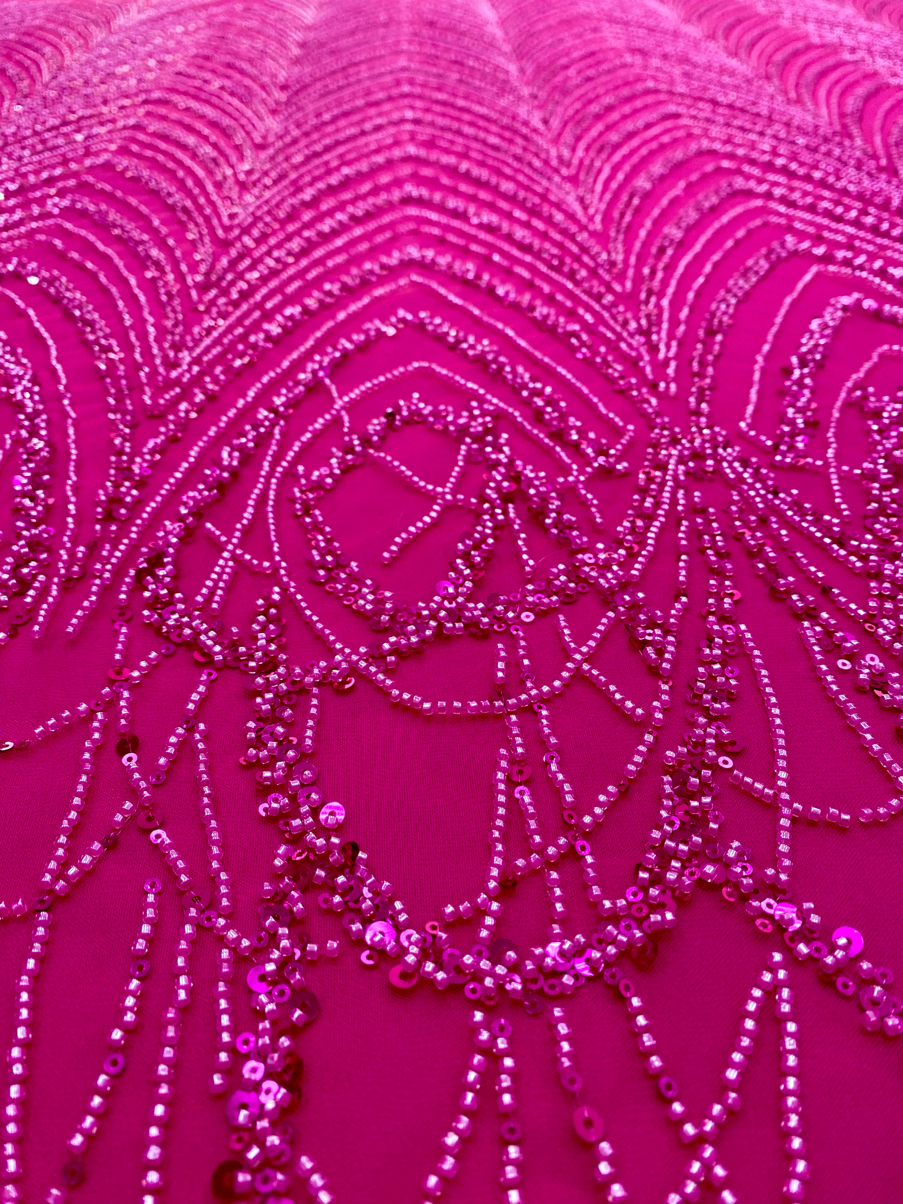 Dantela Couture Fucsia geometriai mintával, gyöngyökkel és flitterekkel