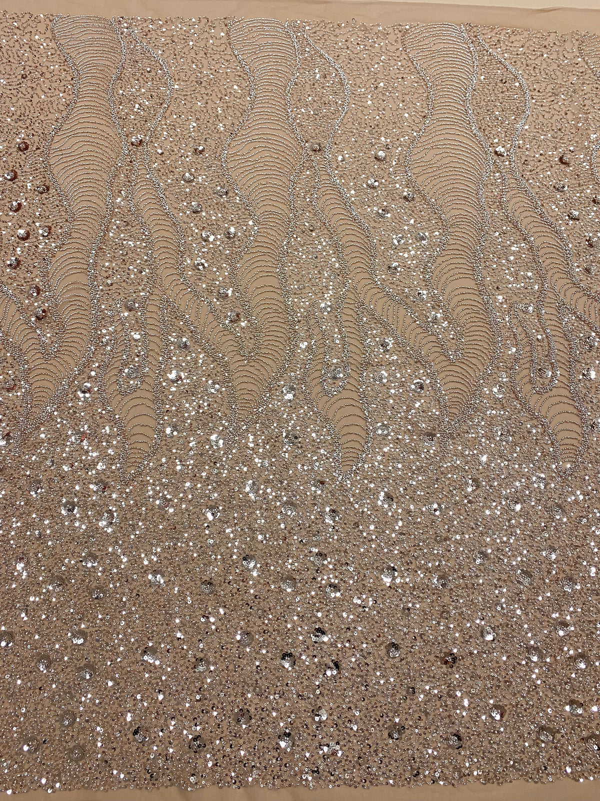 Dantela Couture Arany Rose geometriai mintával és virágokkal, gyöngyökkel és flitterekkel