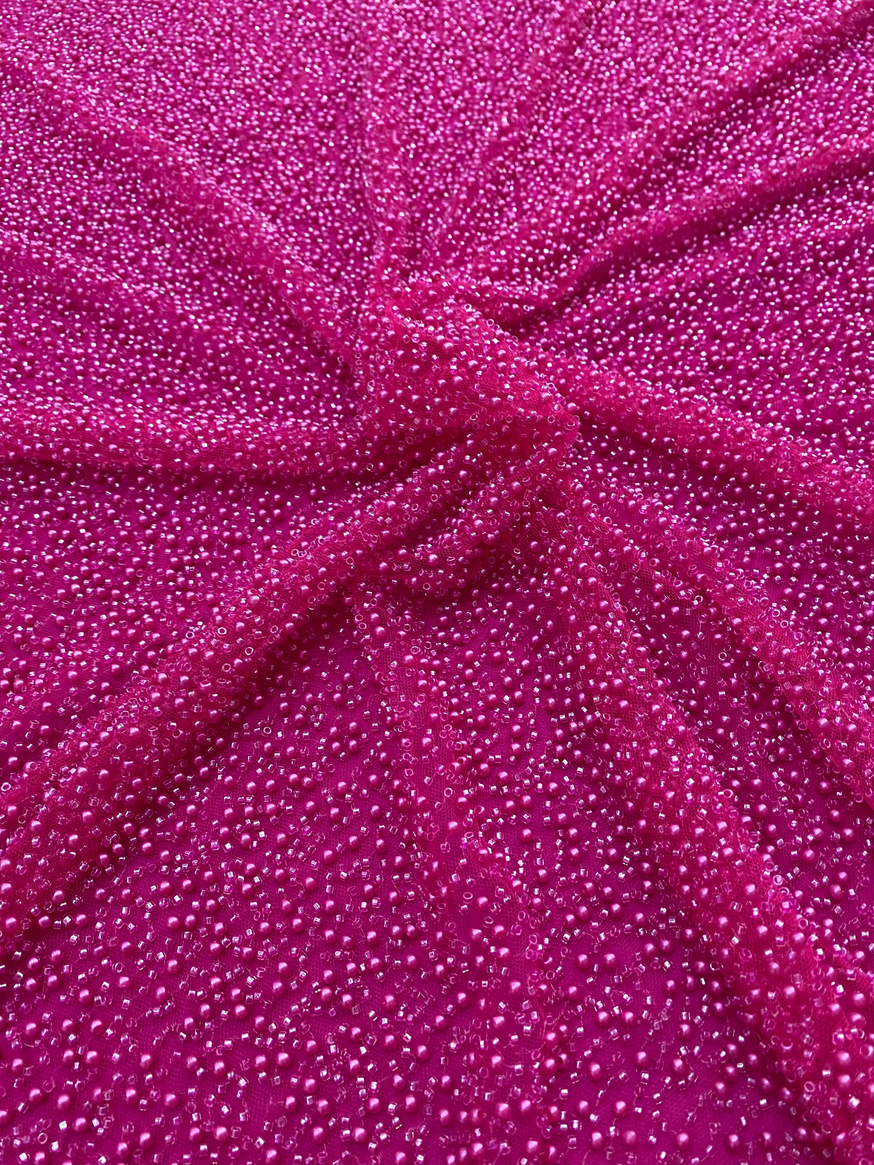 Dantela Couture Fucsia általános mintával, gyöngyökkel és gyöngyöcskékkel