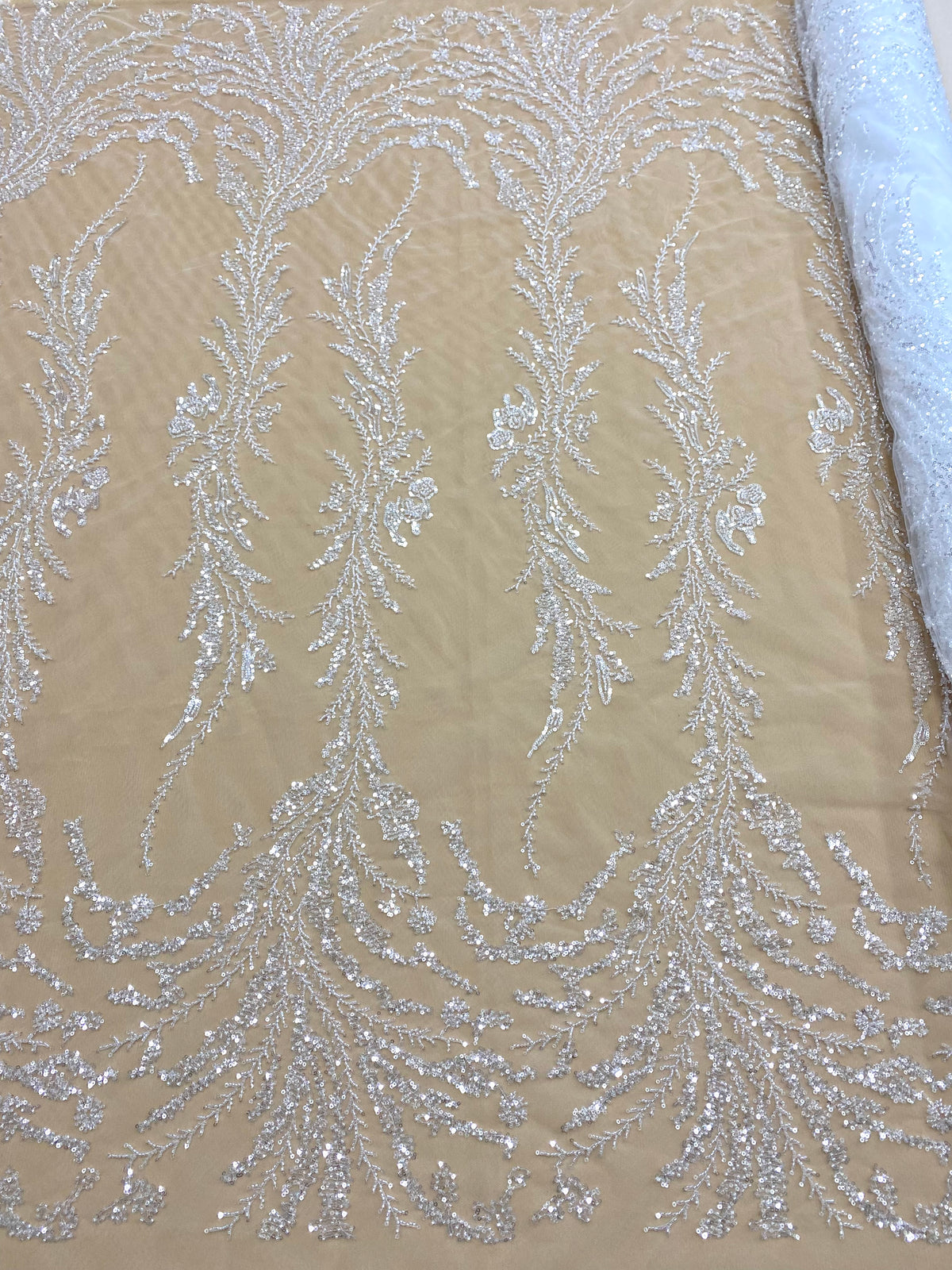 Dantela Couture Diamond levelekkel, gyöngyökkel és flitterekkel
