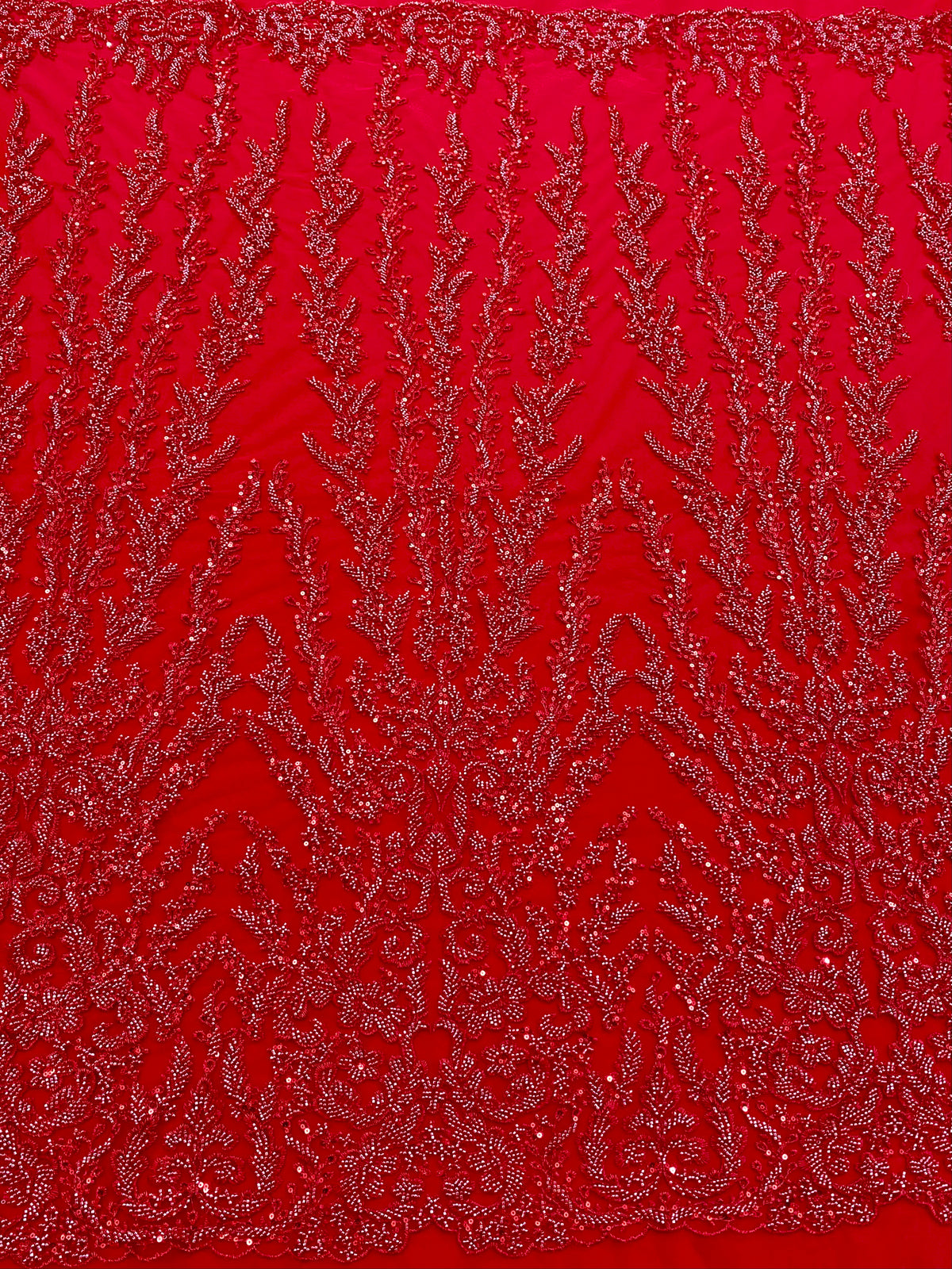 Piros Couture csipke geometriai mintával, gyöngyökkel, gyöngyöcskékkel és flitterekkel