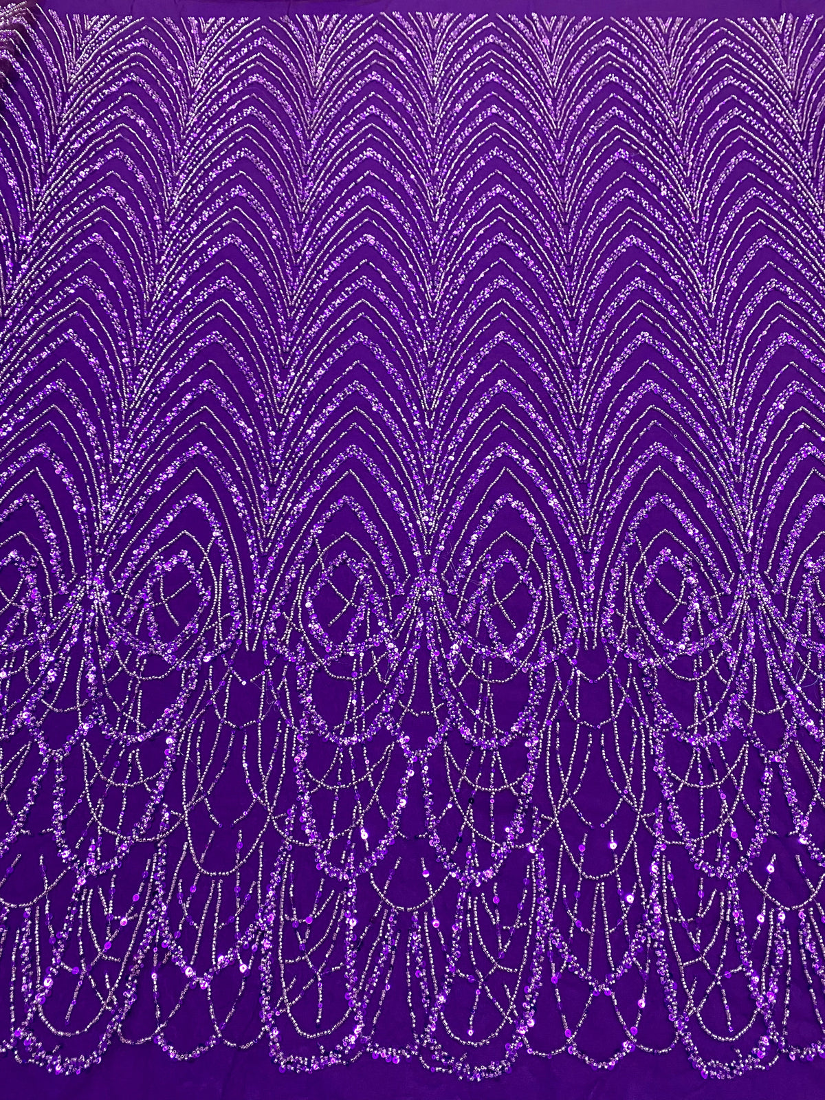 Sötétlila Couture csipke geometriai mintával, gyöngyökkel és flitterekkel