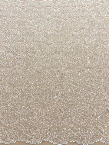 Elefántcsont csipke geometriai mintával, gyöngyökkel és flitterekkel