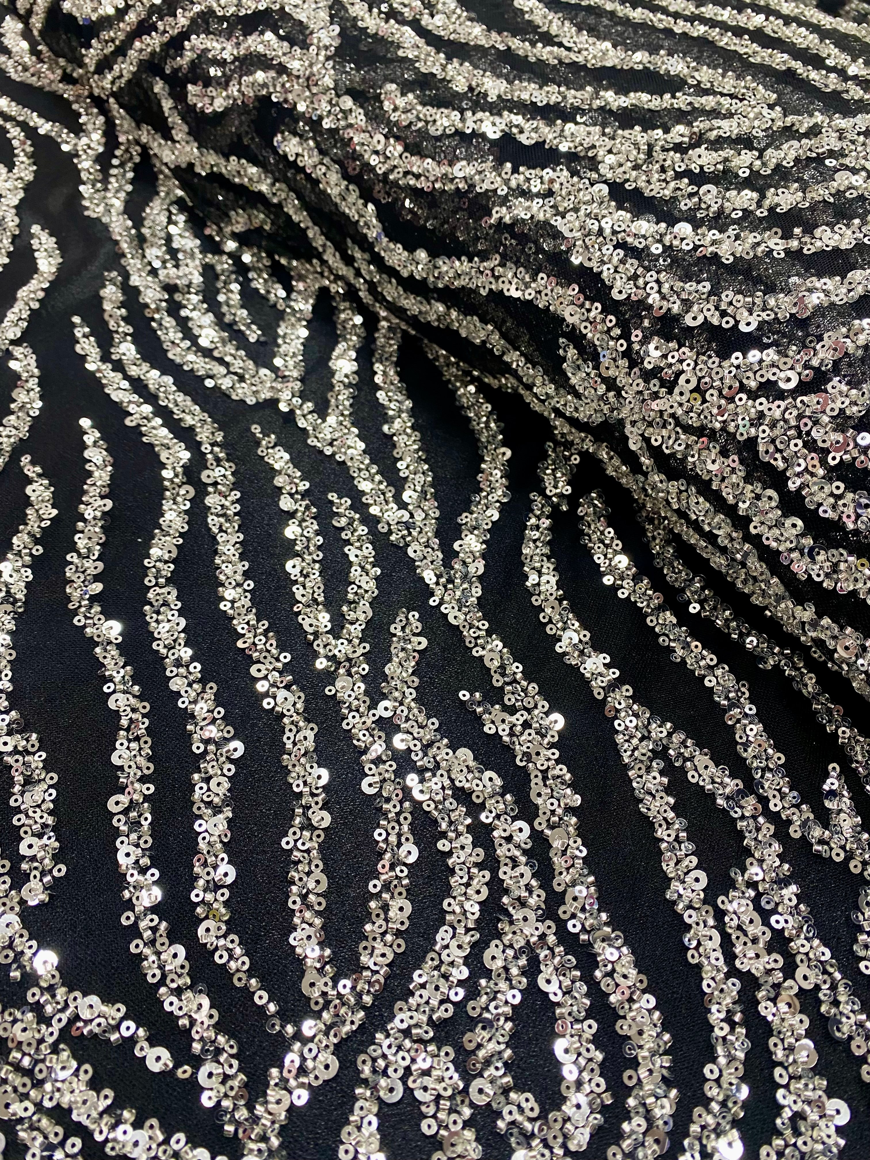 Dantela Couture Argintie pe Tulle Negru cu Siraguri, cu Margele si Paiete