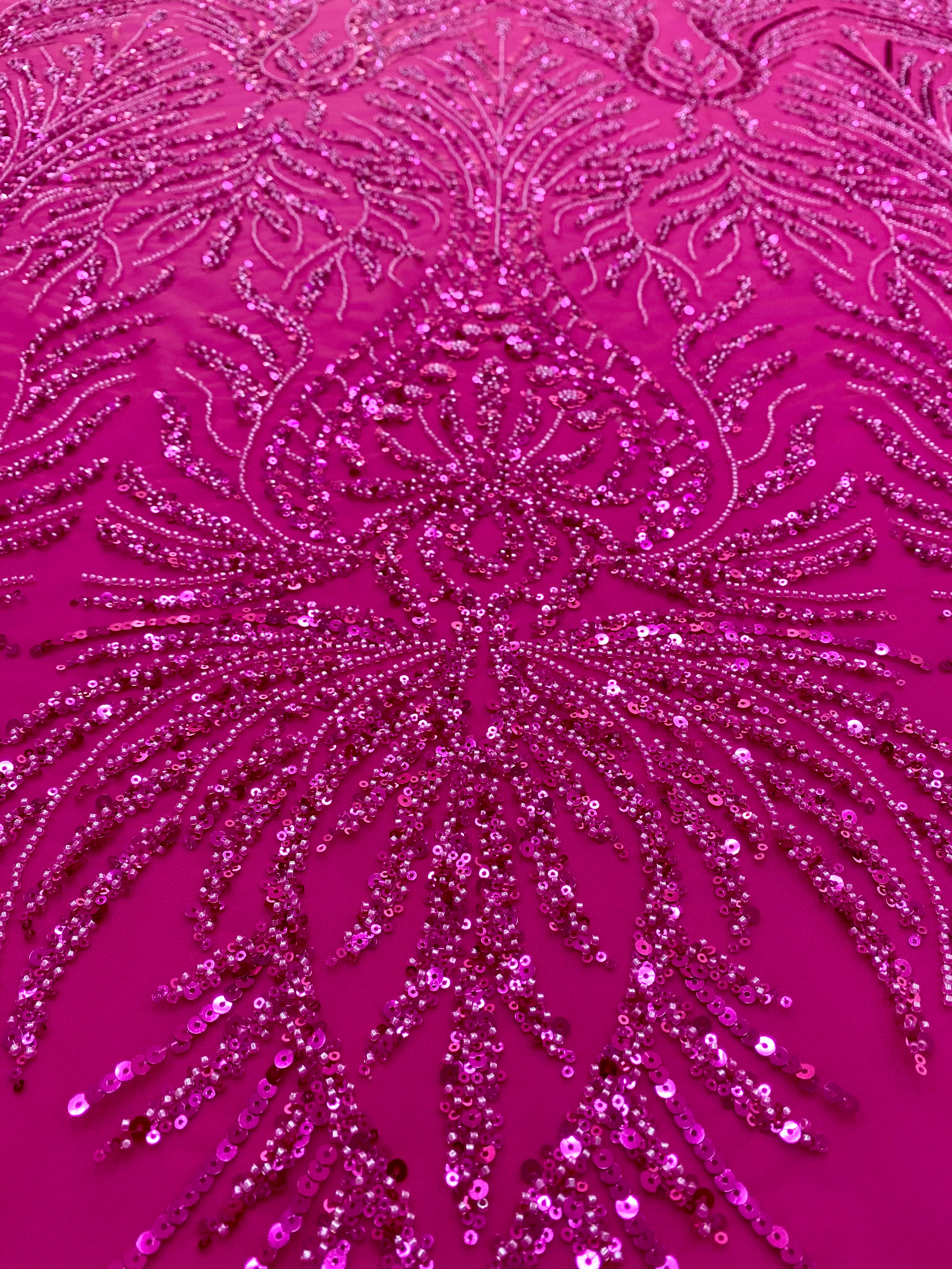 Dantela Couture Fucsia geometriai mintával, gyöngyökkel és flitterekkel