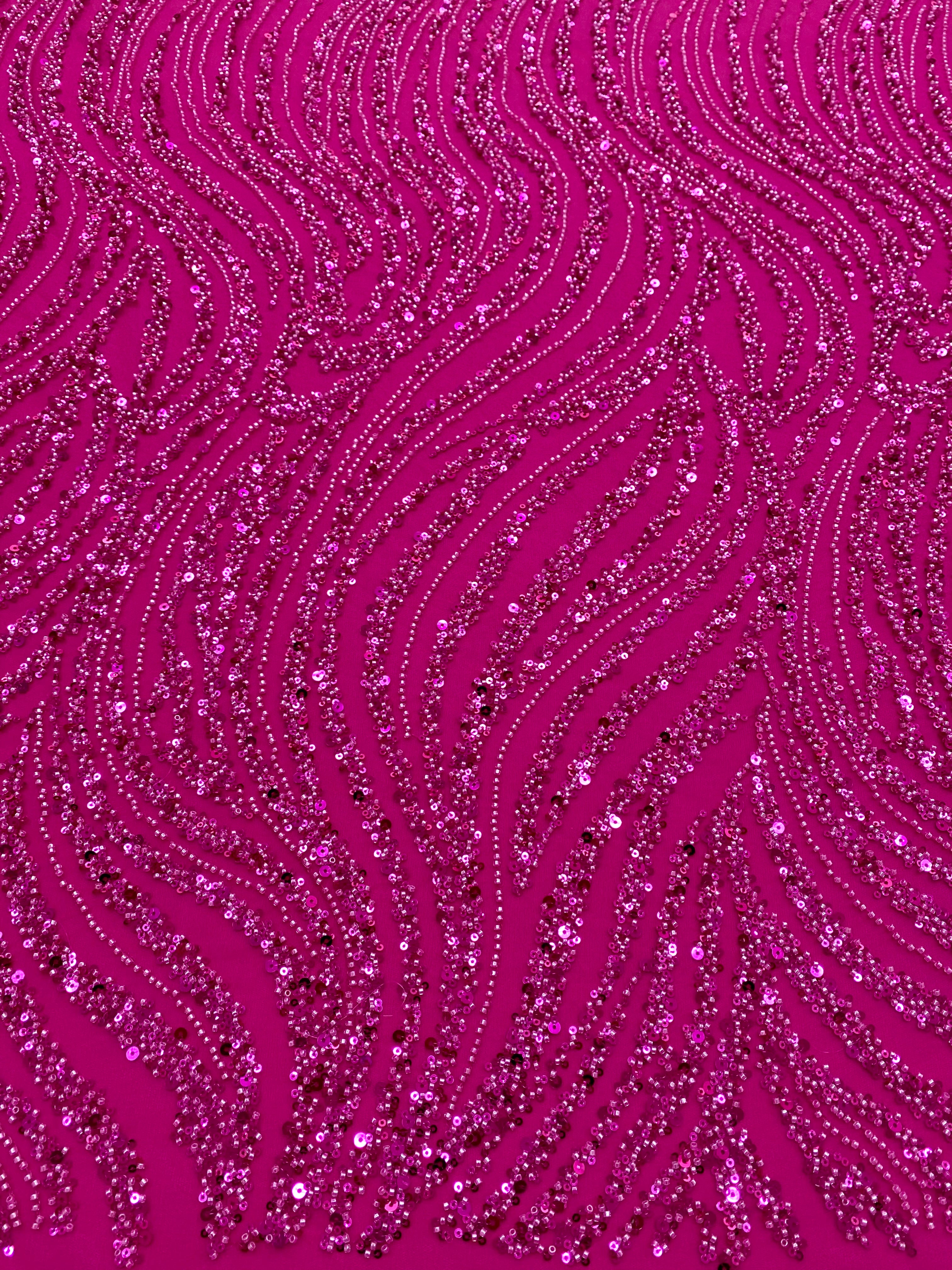 Dantela Couture Fucsia lineáris mintával, gyöngyökkel és flitterekkel
