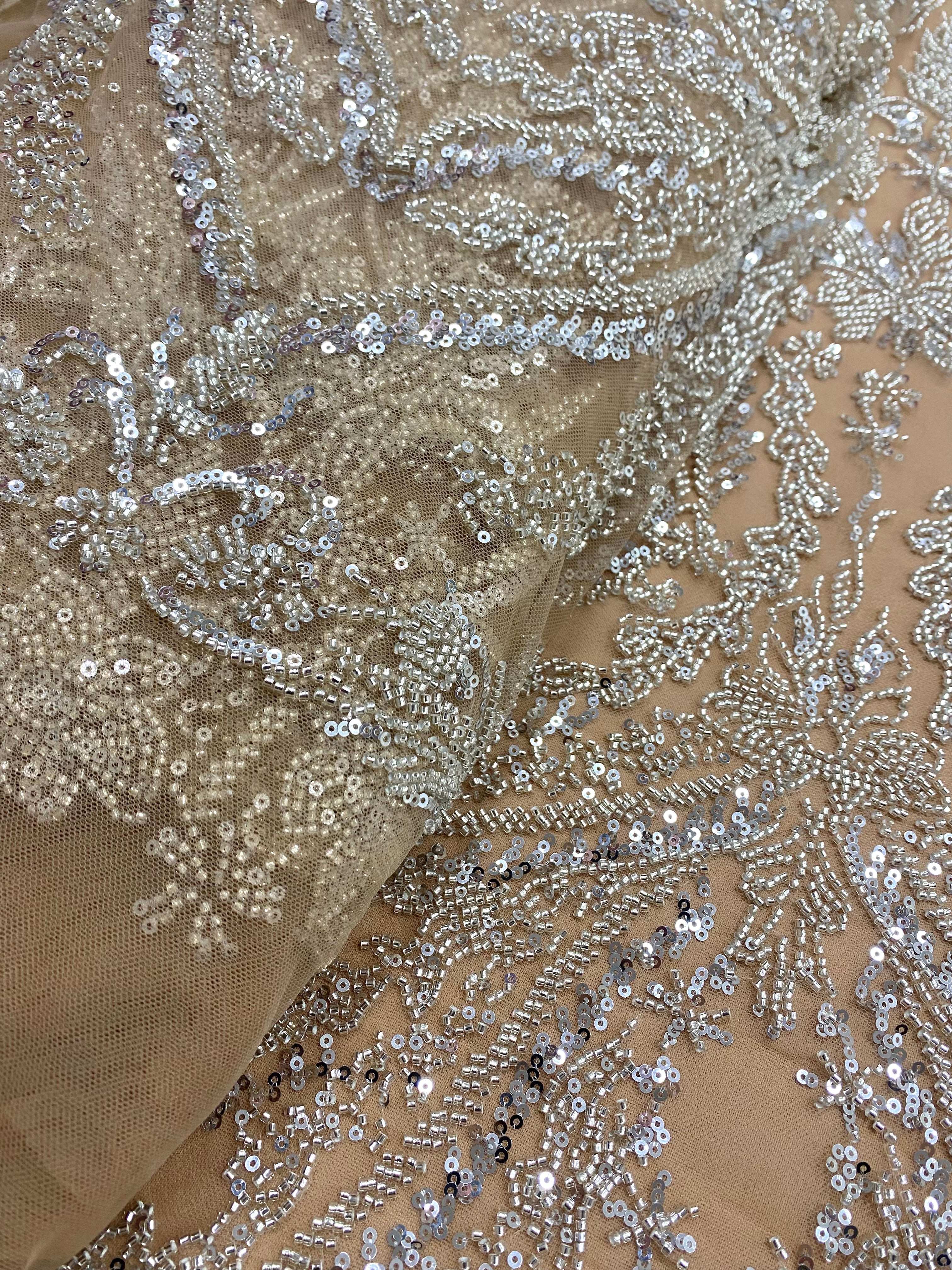 Csipke Couture ezüst tüll nude alapon, virágmintával, gyöngyökkel és flitterekkel