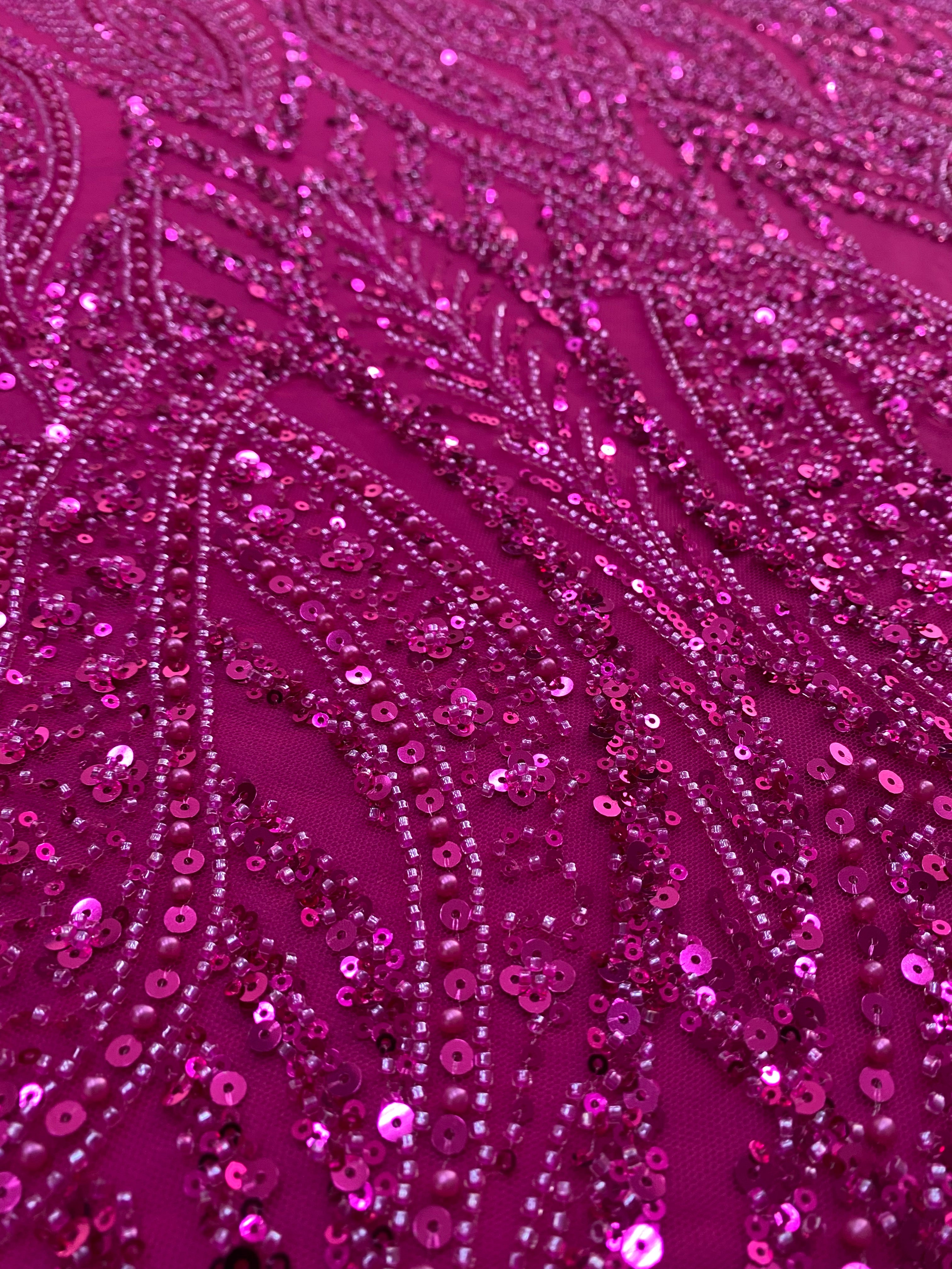 Dantela Couture Fucsia geometriai mintával, gyöngyökkel, gyöngyöcskékkel és flitterekkel