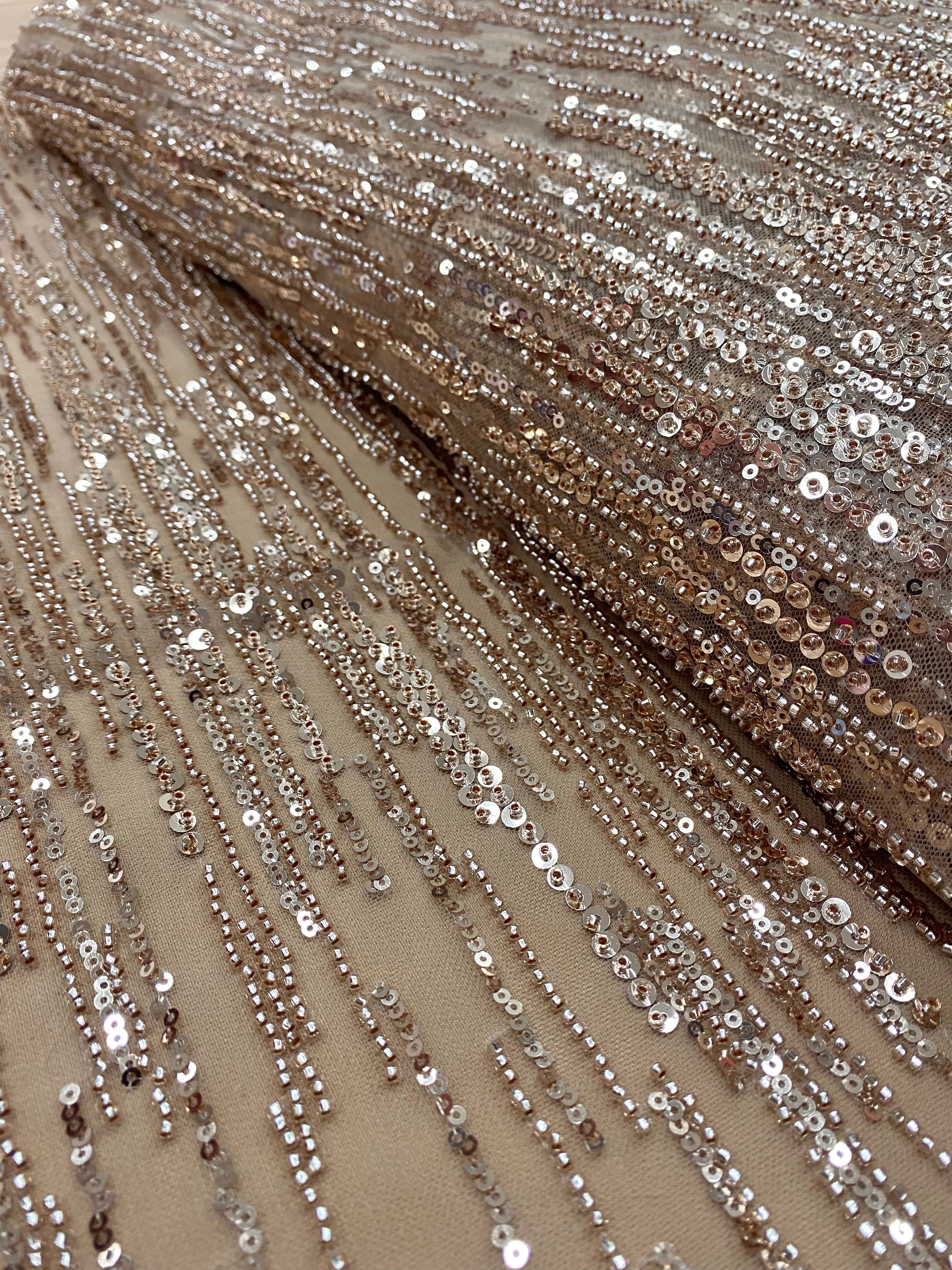 Dantela Couture Arany Rose lineáris mintával, gyöngyökkel és flitterekkel