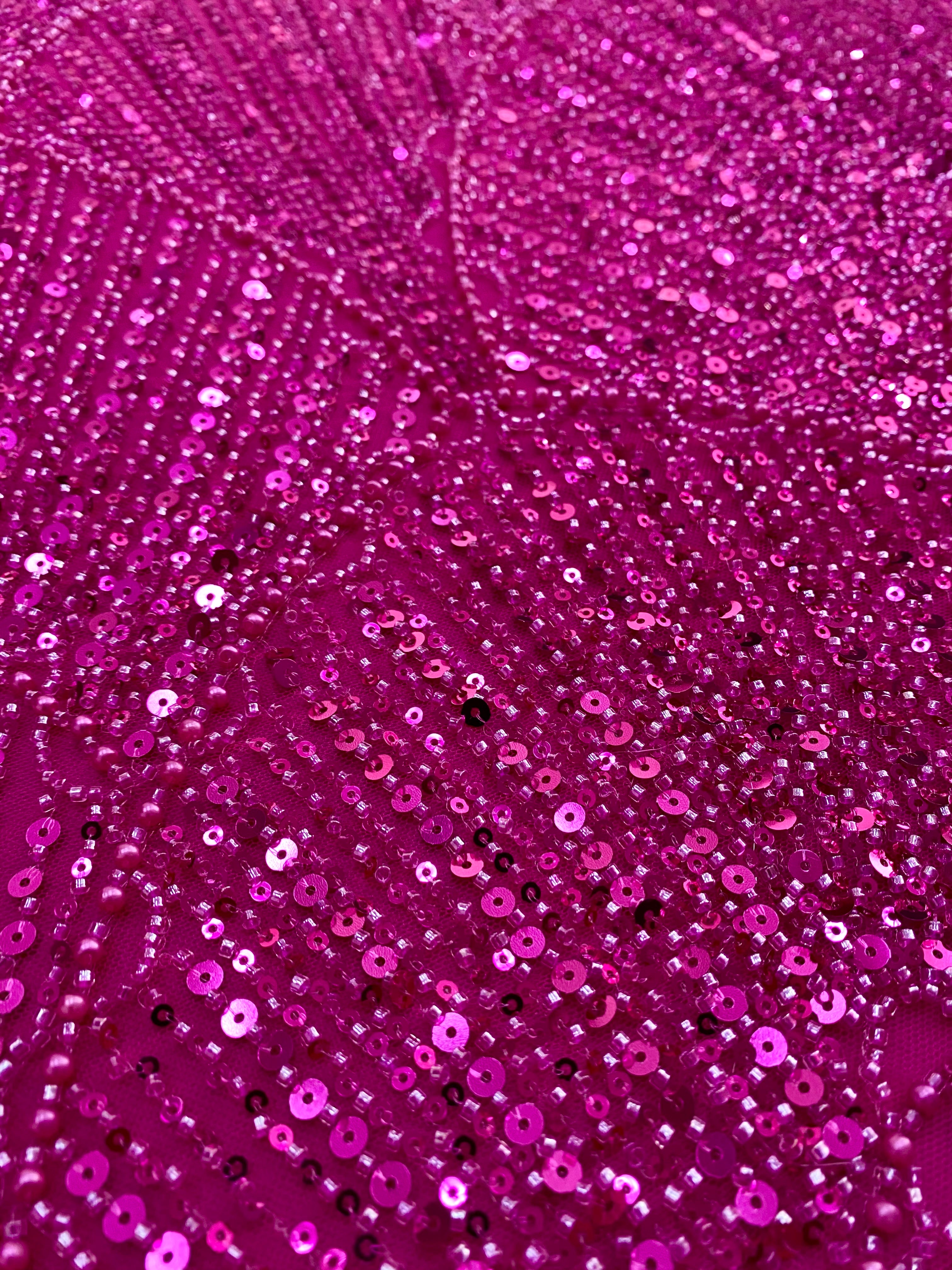 Dantela Couture Fucsia geometriai mintával, gyöngyökkel, gyöngyöcskékkel és flitterekkel