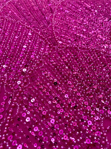 Dantela Couture Fucsia geometriai mintával, gyöngyökkel, gyöngyöcskékkel és flitterekkel