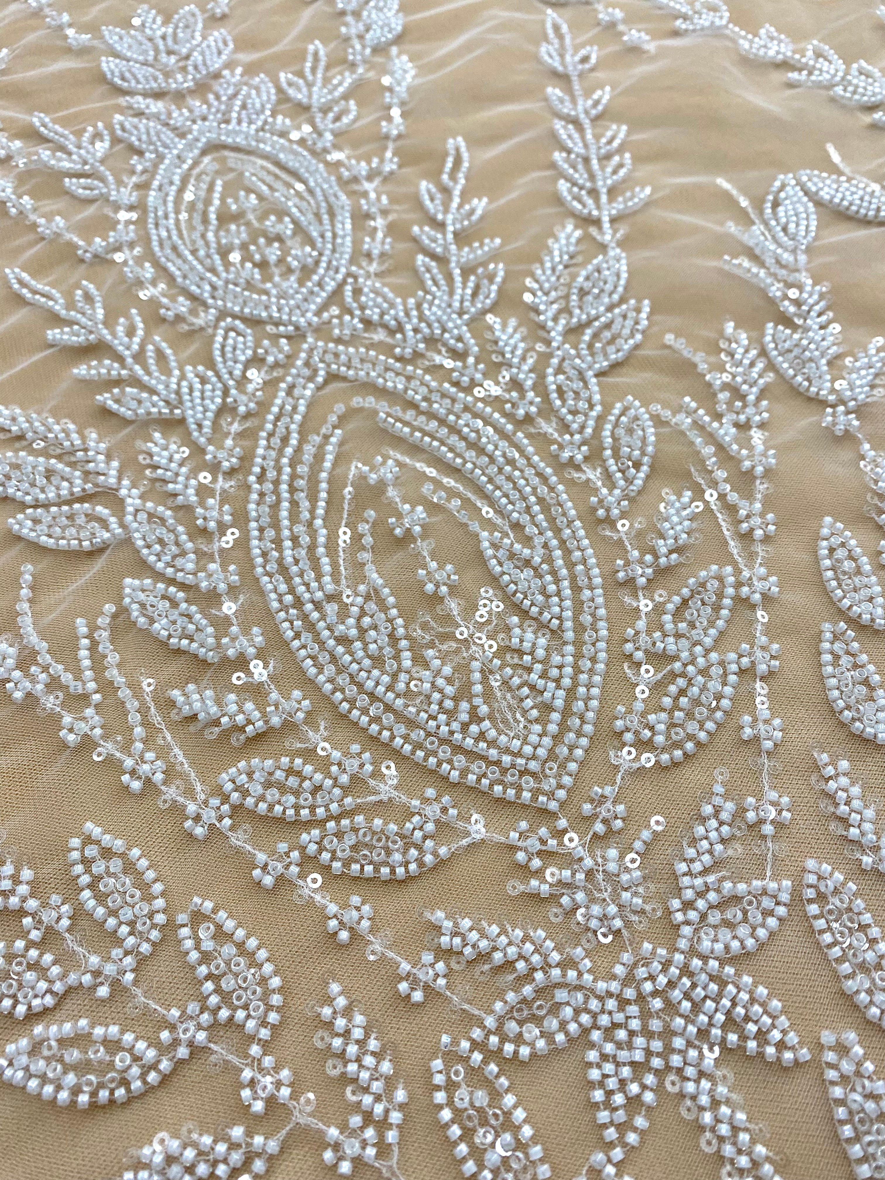 Dantela Couture Ivory szimmetrikus mintával, gyöngyökkel és flitterekkel