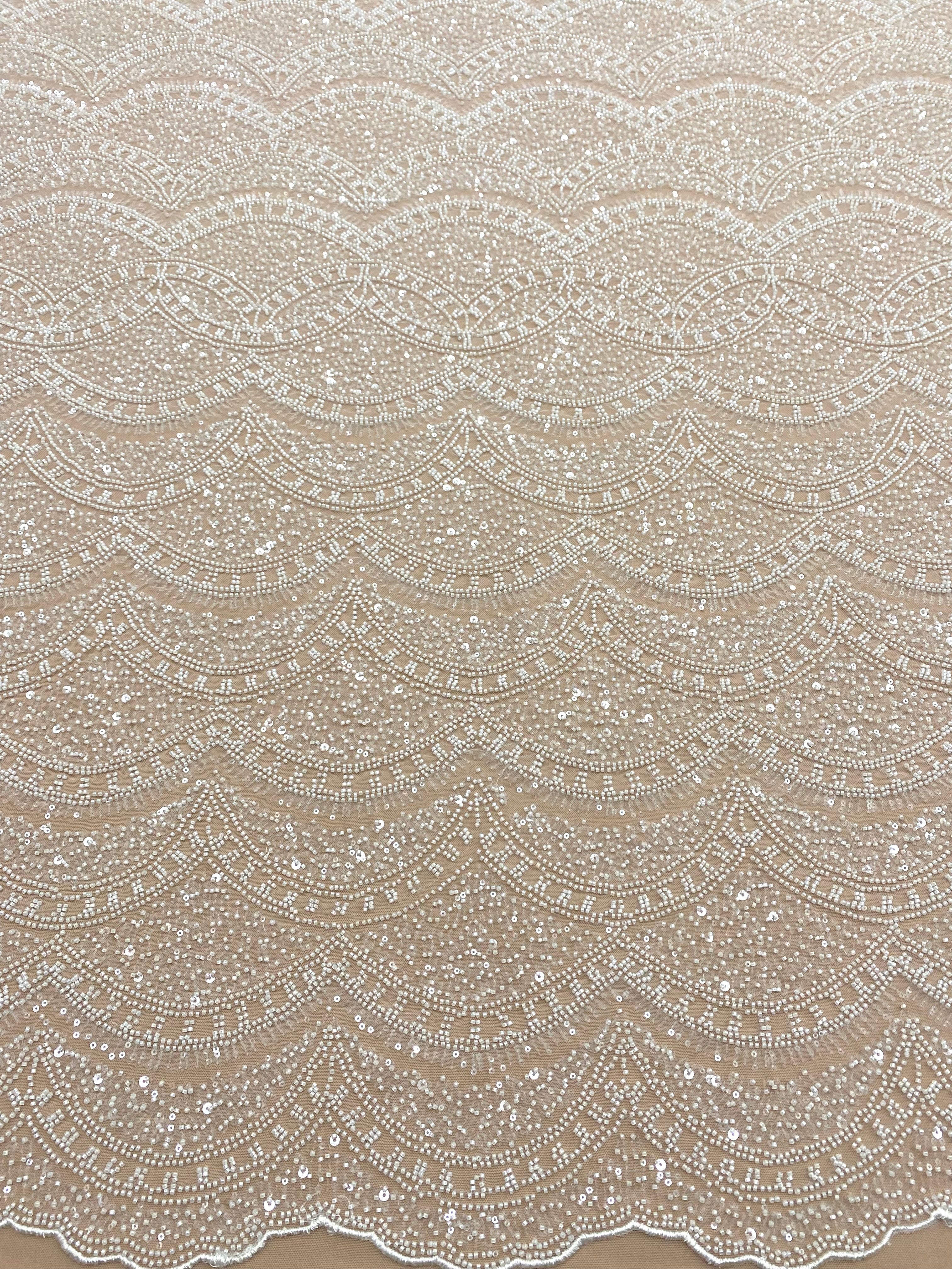 Elefántcsont csipke geometriai mintával, gyöngyökkel és flitterekkel