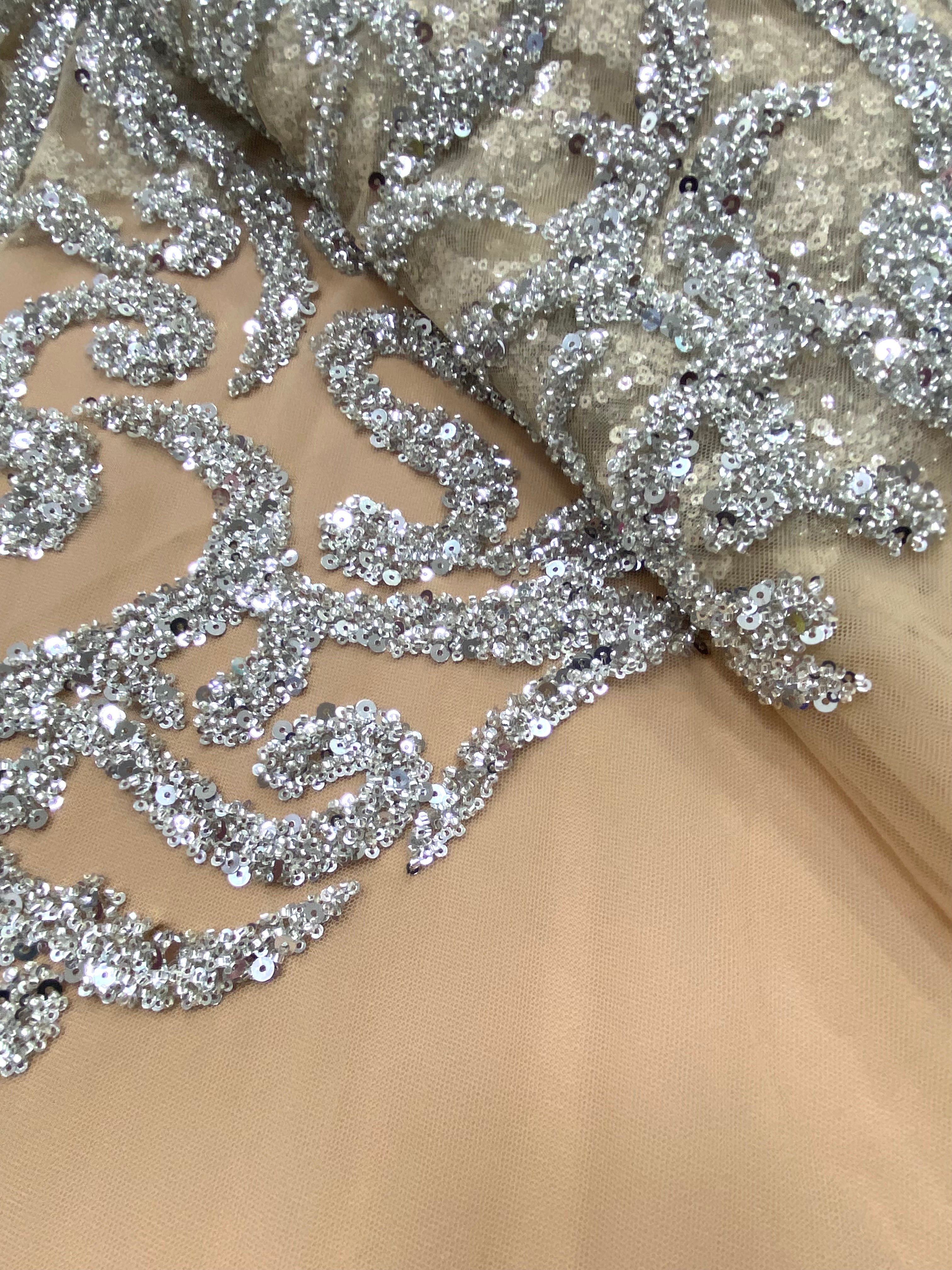 Csipke Couture ezüst tüll nude alapon gyöngyökkel és flitterekkel