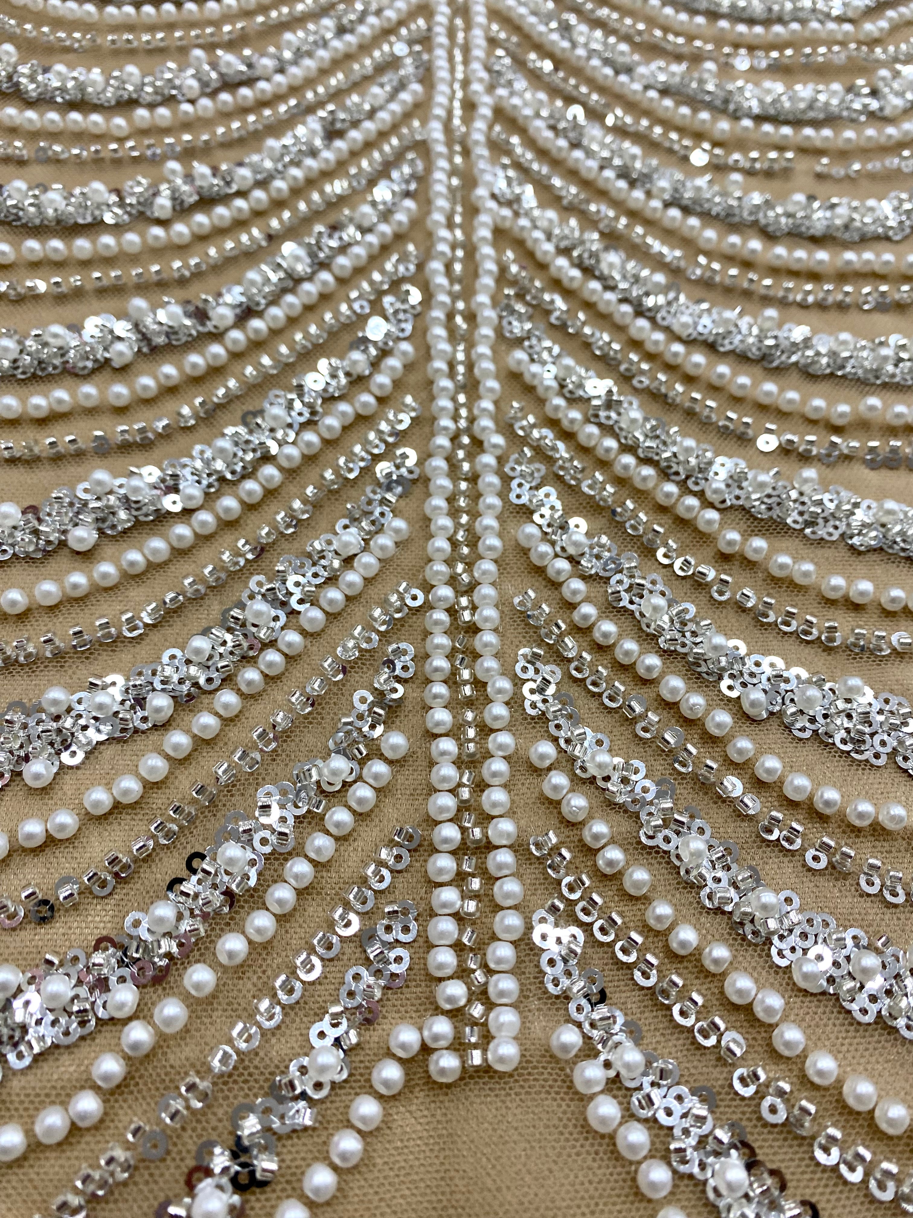 Ezüst Couture Csipke Nude Tüllön Geometriai Mintával, Gyöngyökkel, Gyöngyökkel és Flitterekkel