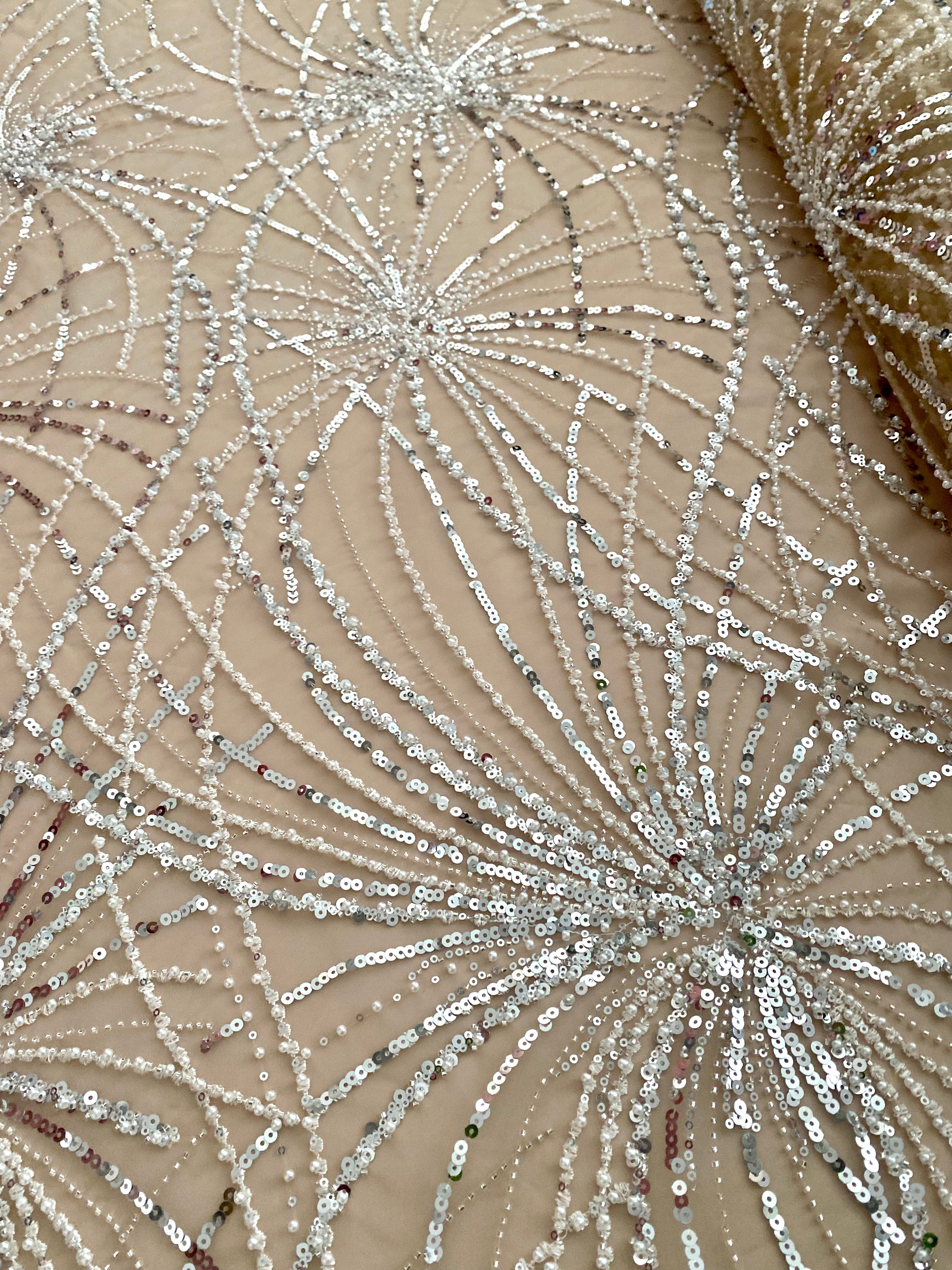 Dantela Couture Argintie cu Tulle Nude cu Model Geometric, cu Perle, Margele si Paiete