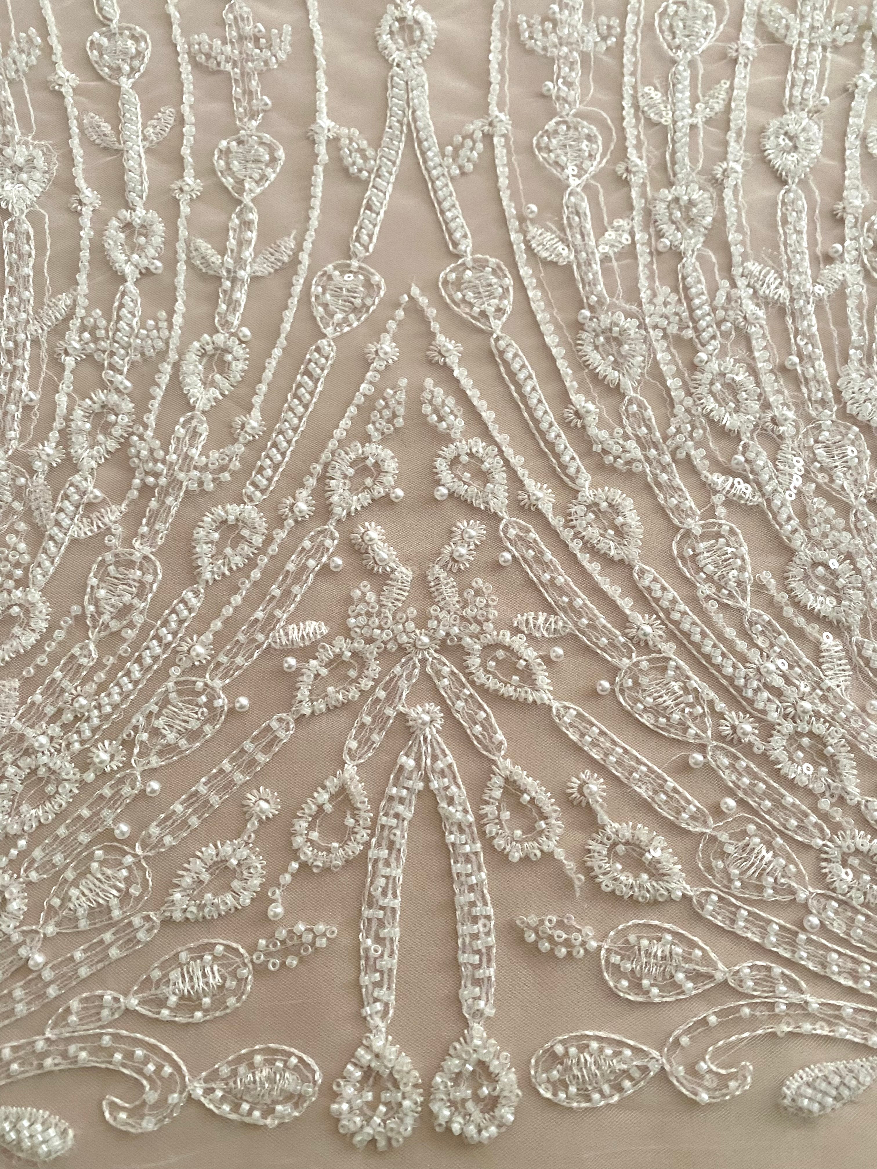 Dantela Couture Ivory geometriai mintával, gyöngyökkel, gyöngyöcskékkel és flitterekkel