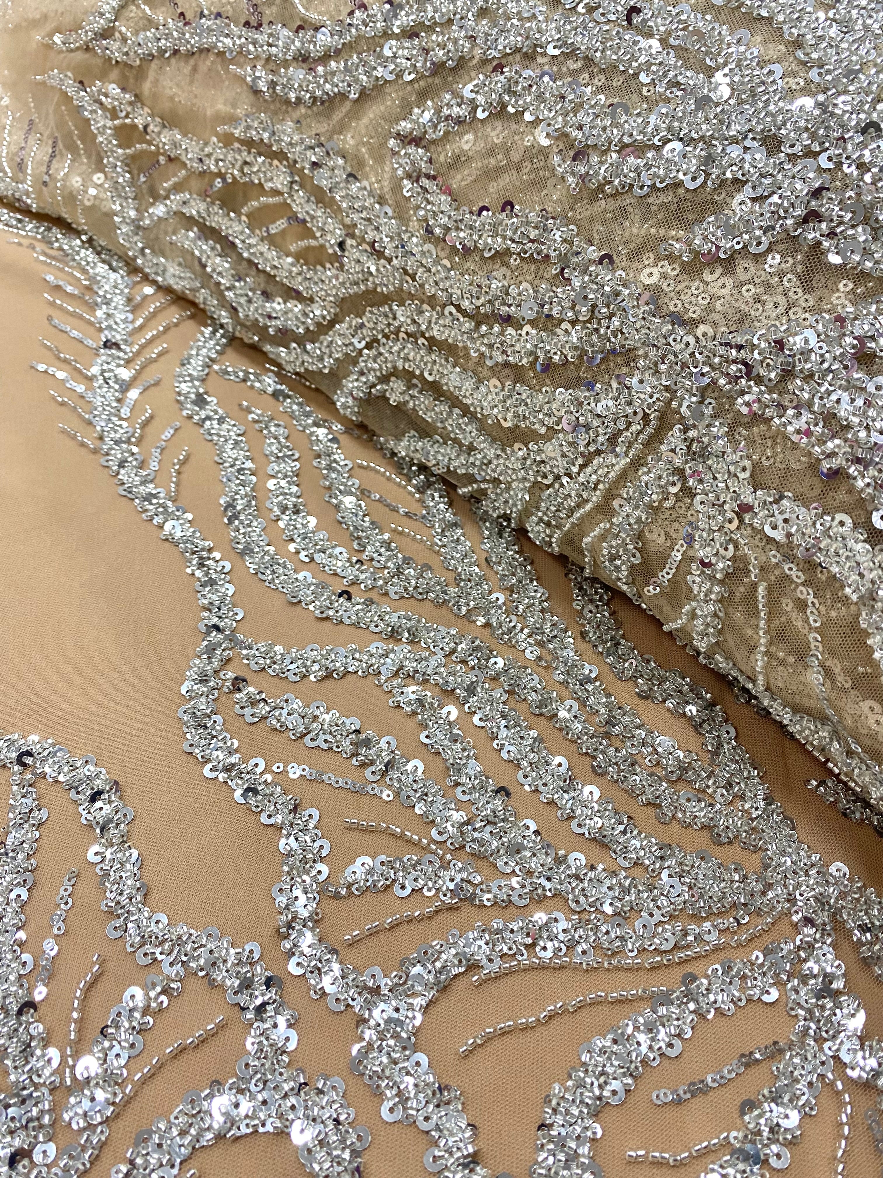 Csipke Couture ezüst tüll nude panellel, gyöngyökkel és flitterekkel