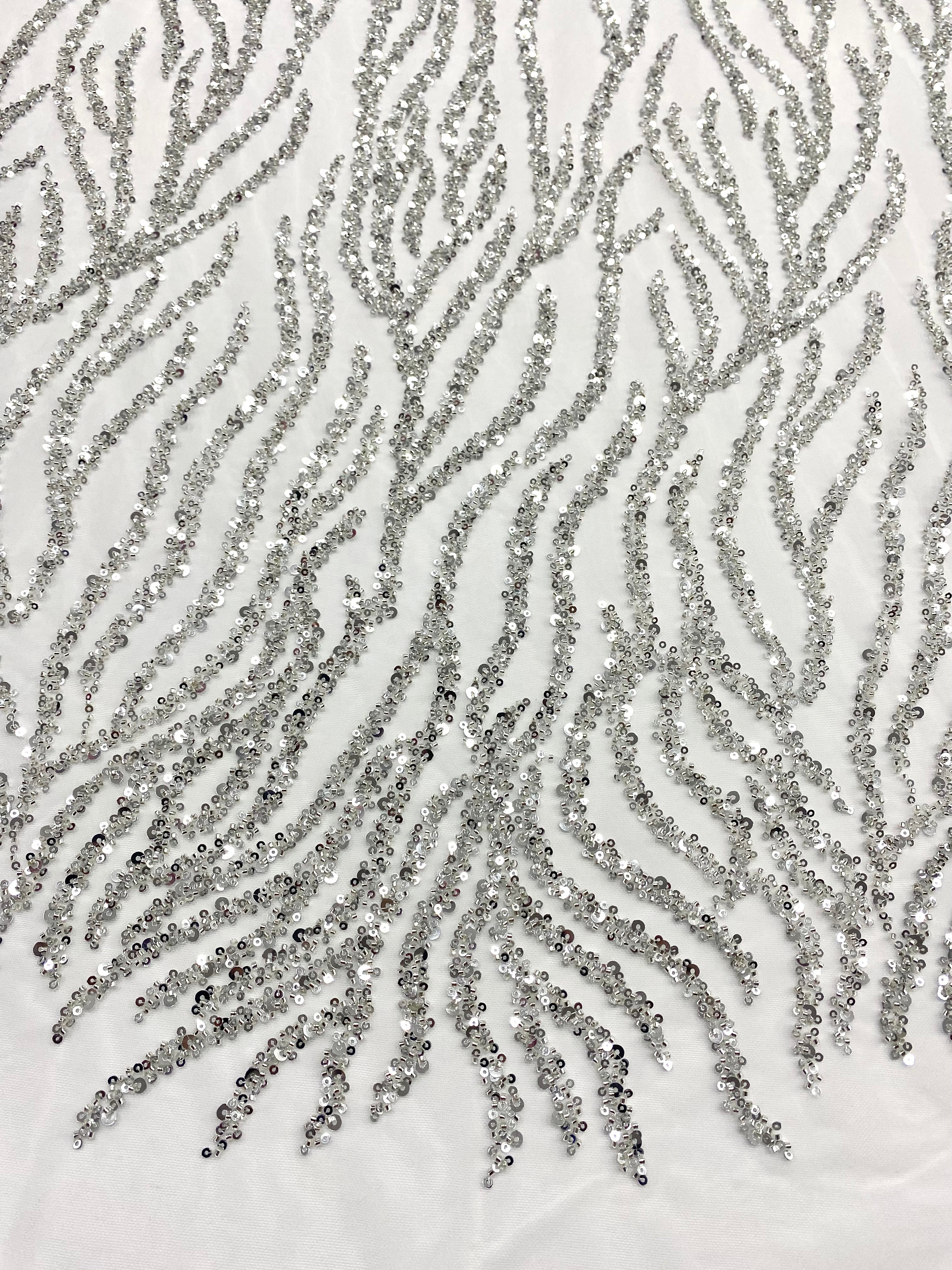 Csipke Couture ezüst tüllön, elefántcsont színben, gyöngy- és flitterfüzérekkel, gyöngyökkel és flitterekkel