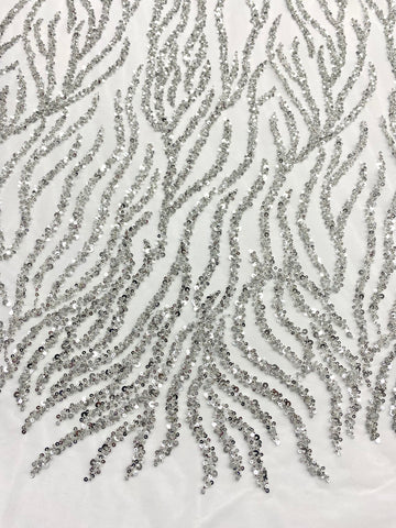 Csipke Couture ezüst tüllön, elefántcsont színben, gyöngy- és flitterfüzérekkel, gyöngyökkel és flitterekkel