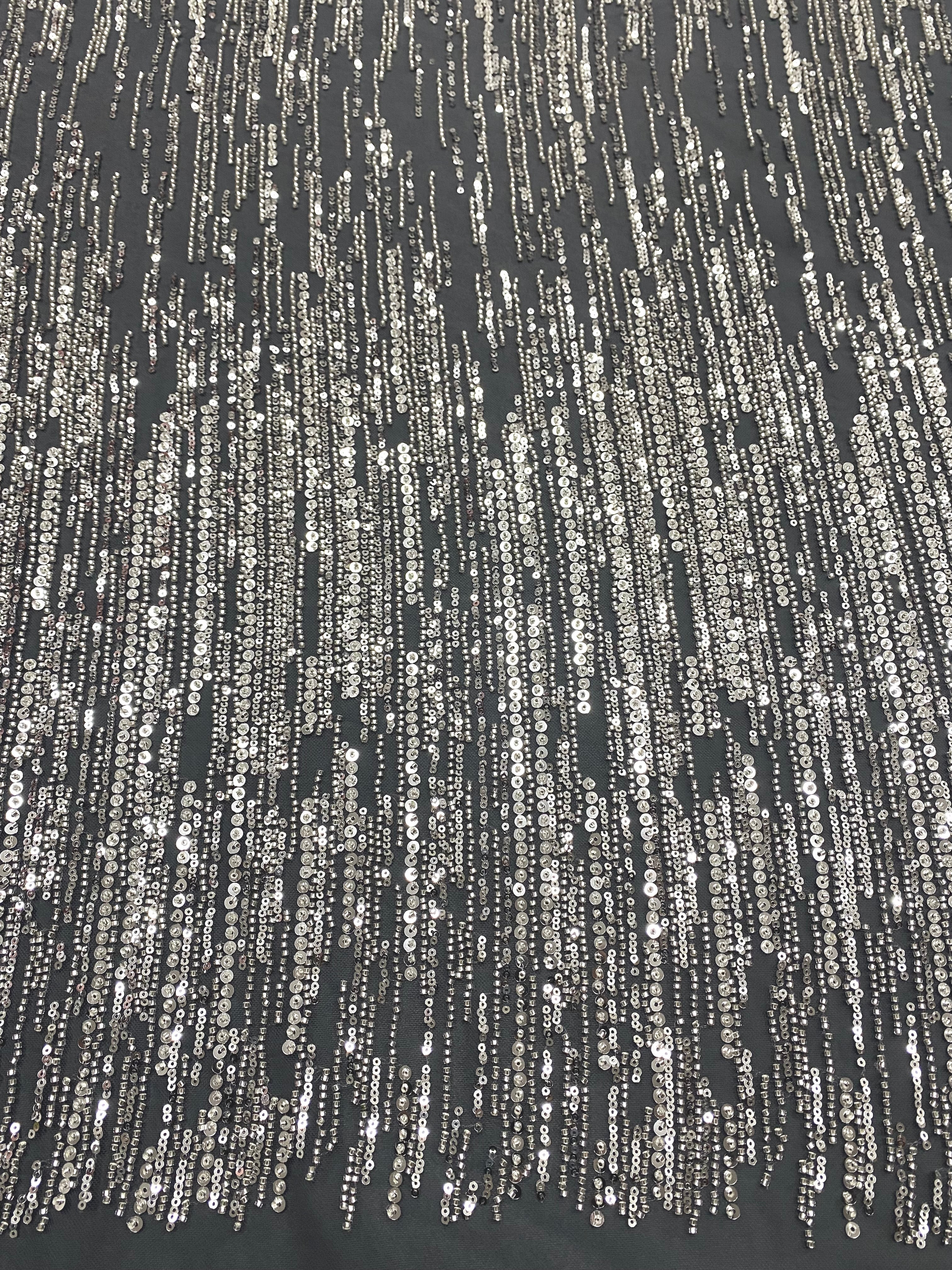 Csipke Couture ezüst színben antracitszürke tüllön, lineáris mintával, gyöngyökkel és flitterekkel