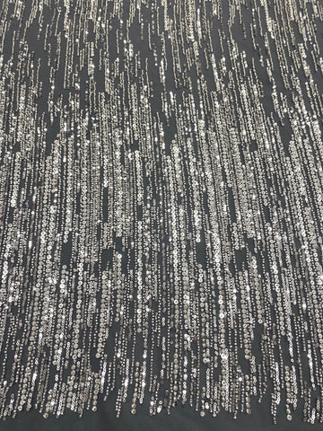 Csipke Couture ezüst színben antracitszürke tüllön, lineáris mintával, gyöngyökkel és flitterekkel