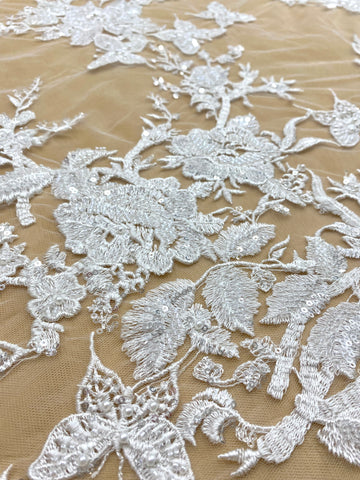 Couture csipke pillangómintával, gyöngyökkel, gyöngyöcskékkel és flitterekkel
