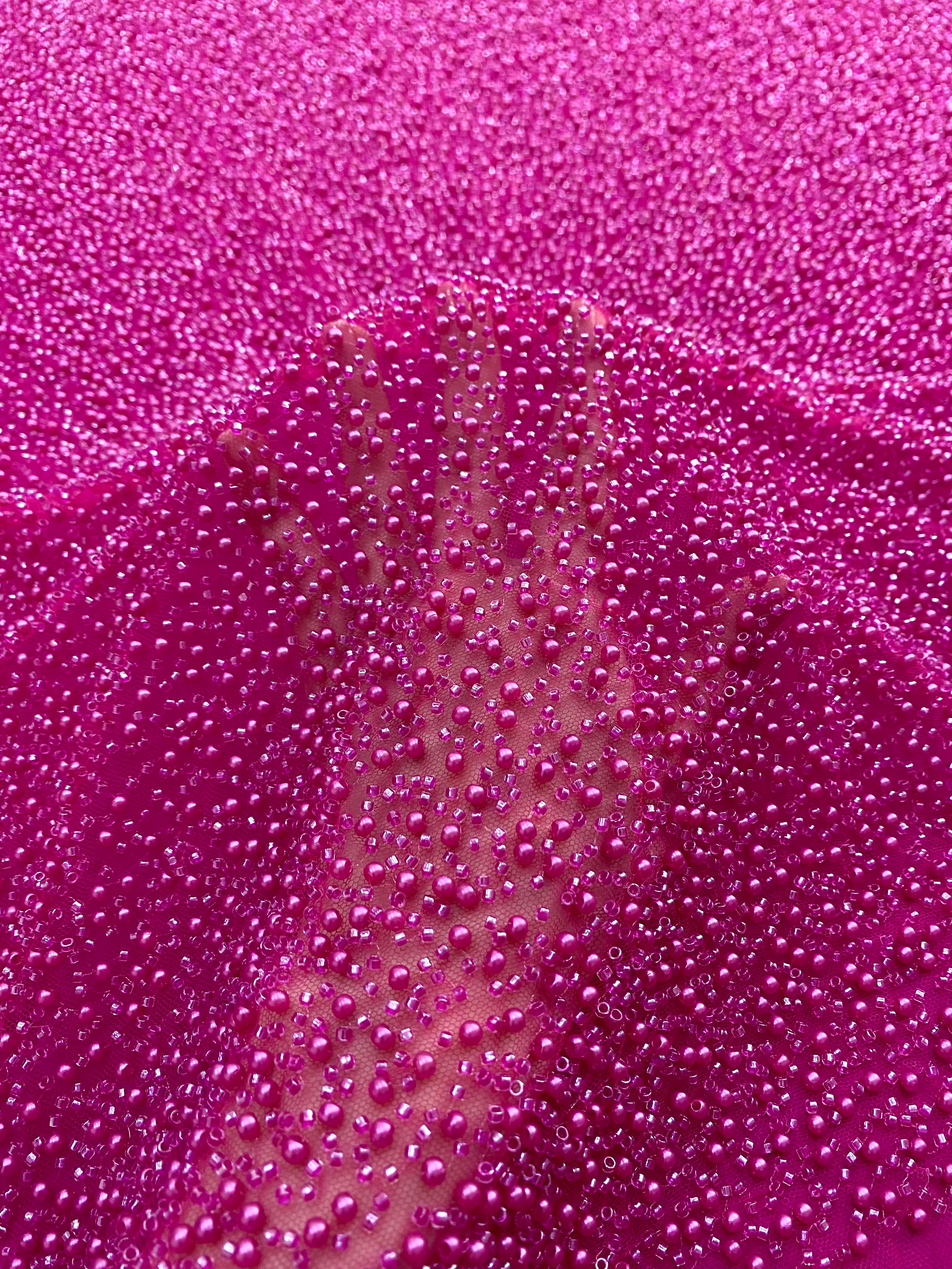 Dantela Couture Fucsia általános mintával, gyöngyökkel és gyöngyöcskékkel