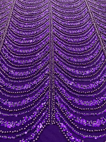 Sötétlila Couture csipke geometriai mintával, gyöngyökkel, gyöngyöcskékkel és flitterekkel