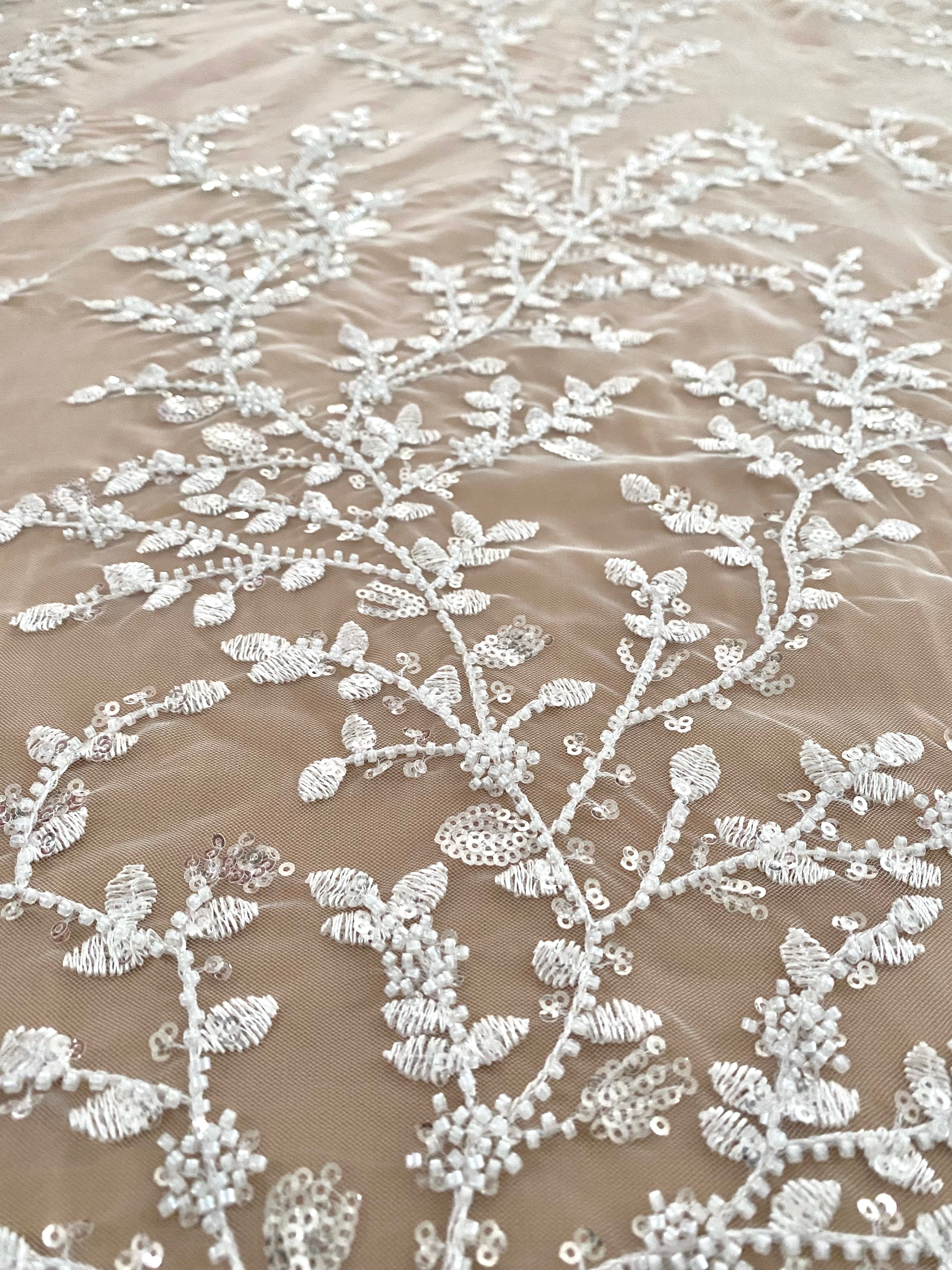 Dantela Couture Ivory virágmintás, gyöngyökkel és flitterekkel