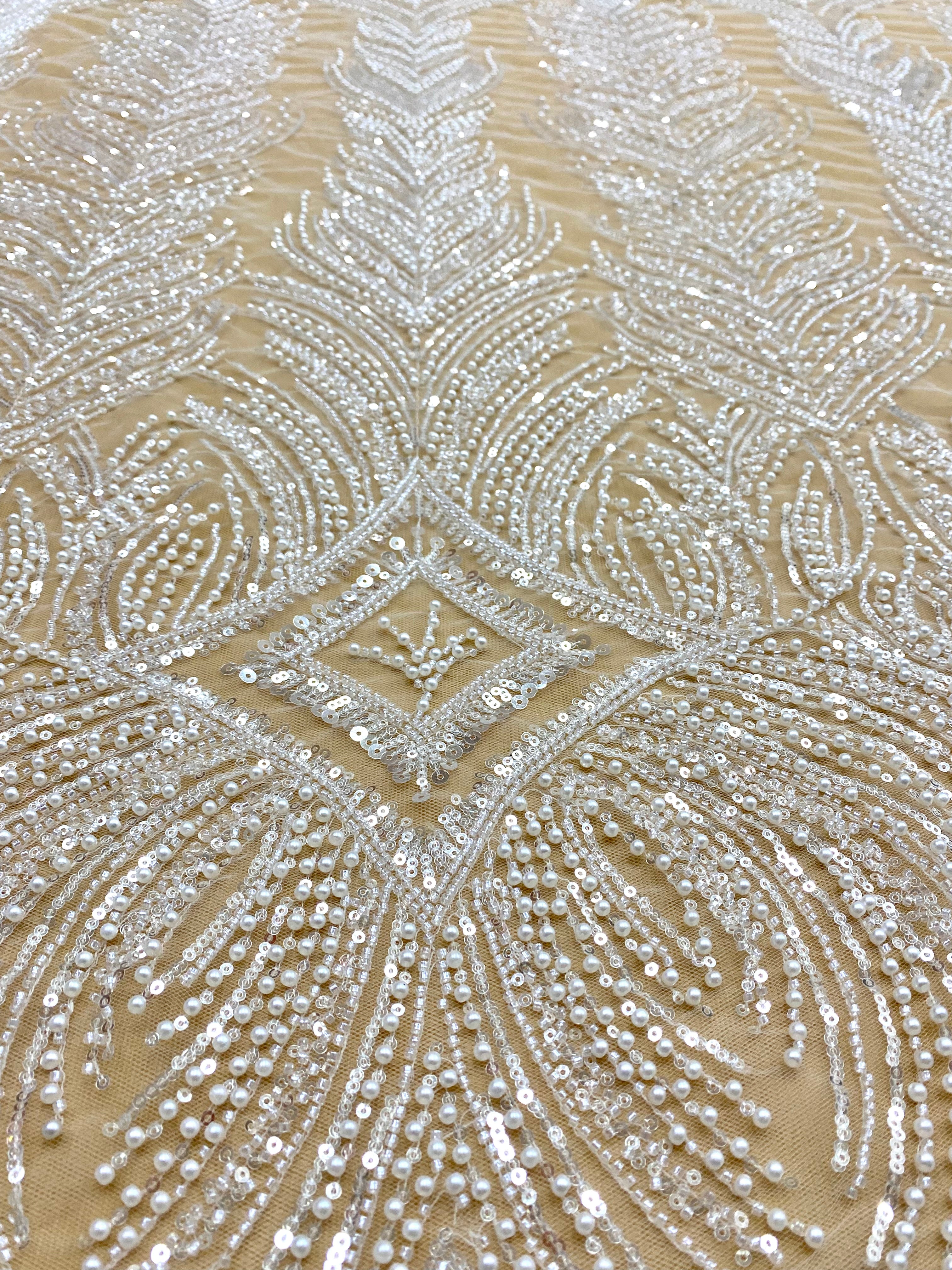 Dantela Couture Diamond geometriai mintával, gyöngyökkel, gyöngyökkel és flitterekkel
