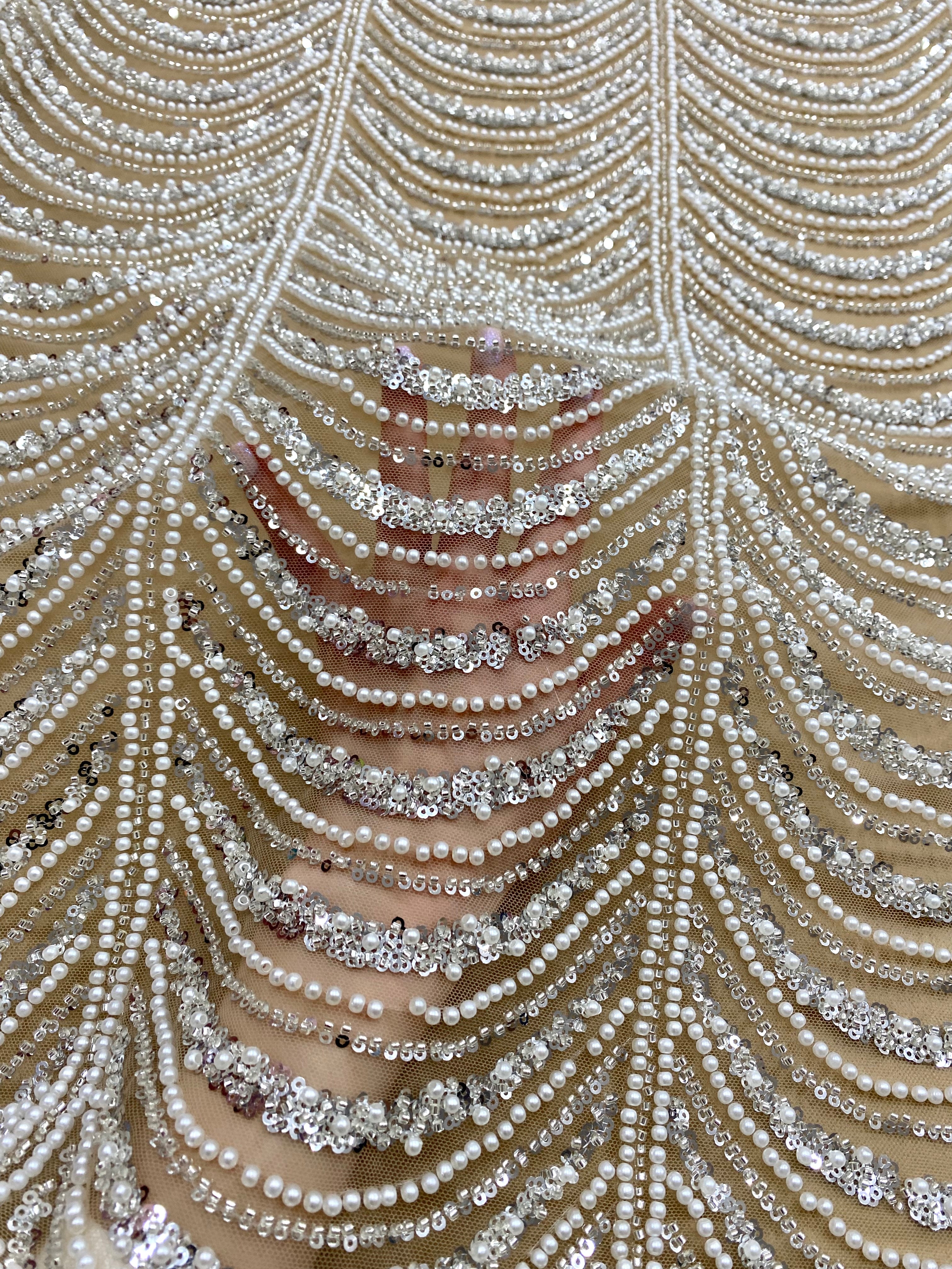 Ezüst Couture Csipke Nude Tüllön Geometriai Mintával, Gyöngyökkel, Gyöngyökkel és Flitterekkel