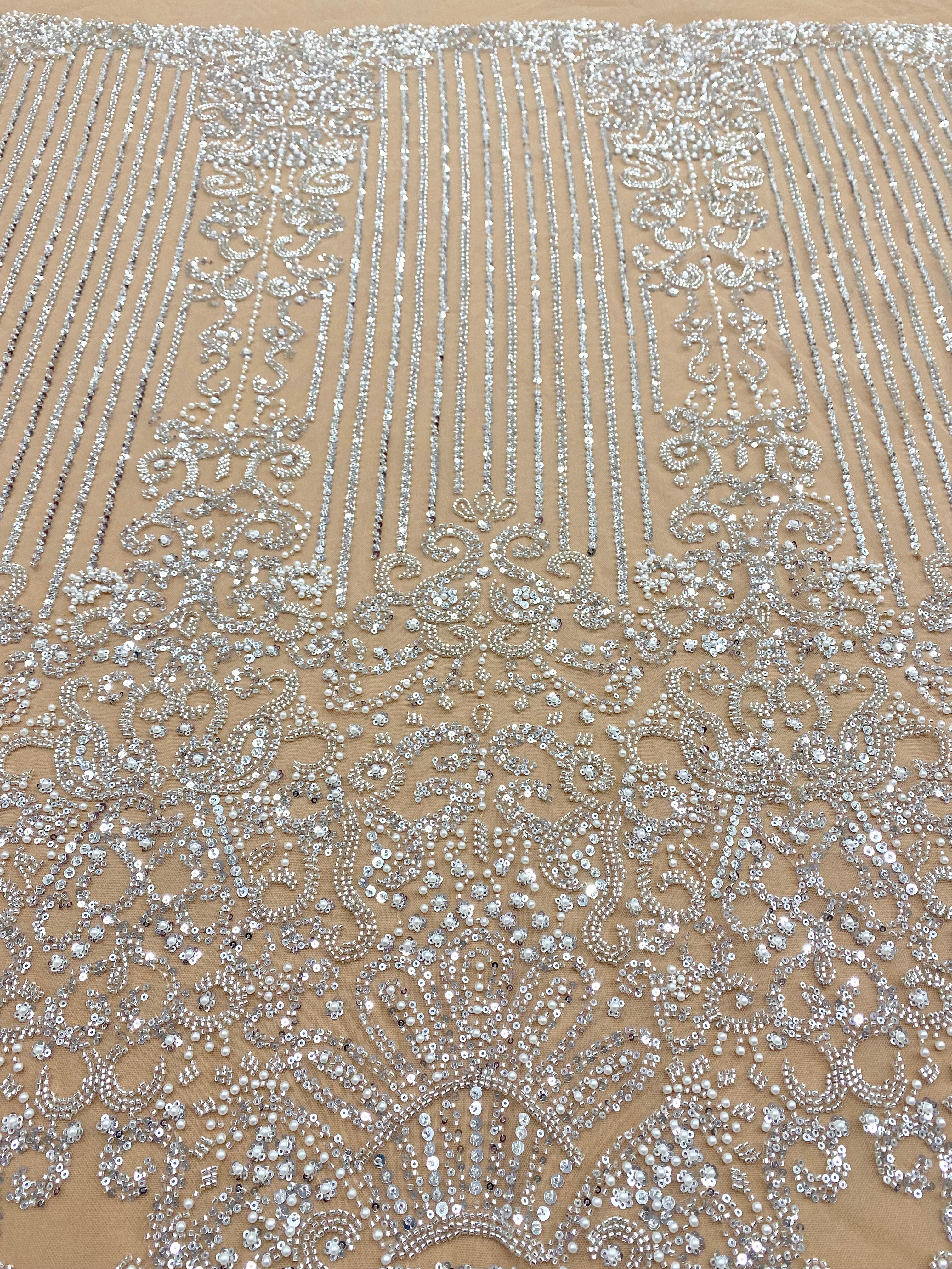 Csipke Couture ezüst tüllön, nude alapon, geometrikus mintával, gyöngyökkel, gyöngy díszítéssel és flitterekkel