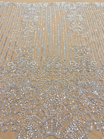 Csipke Couture ezüst tüllön, nude alapon, geometrikus mintával, gyöngyökkel, gyöngy díszítéssel és flitterekkel