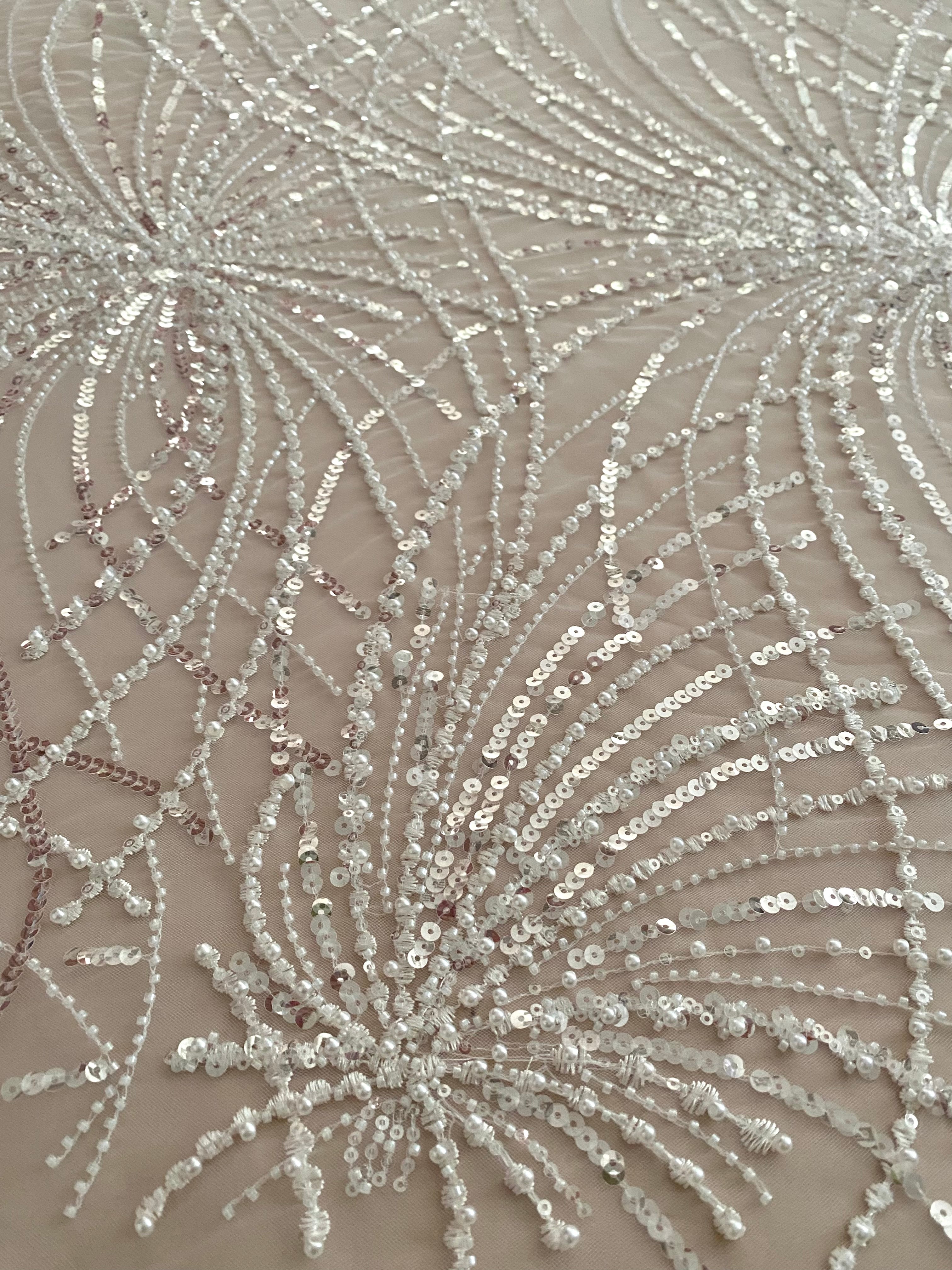 Dantela Couture Ivory geometriai mintával, gyöngyökkel, gyöngyöcskékkel és flitterekkel