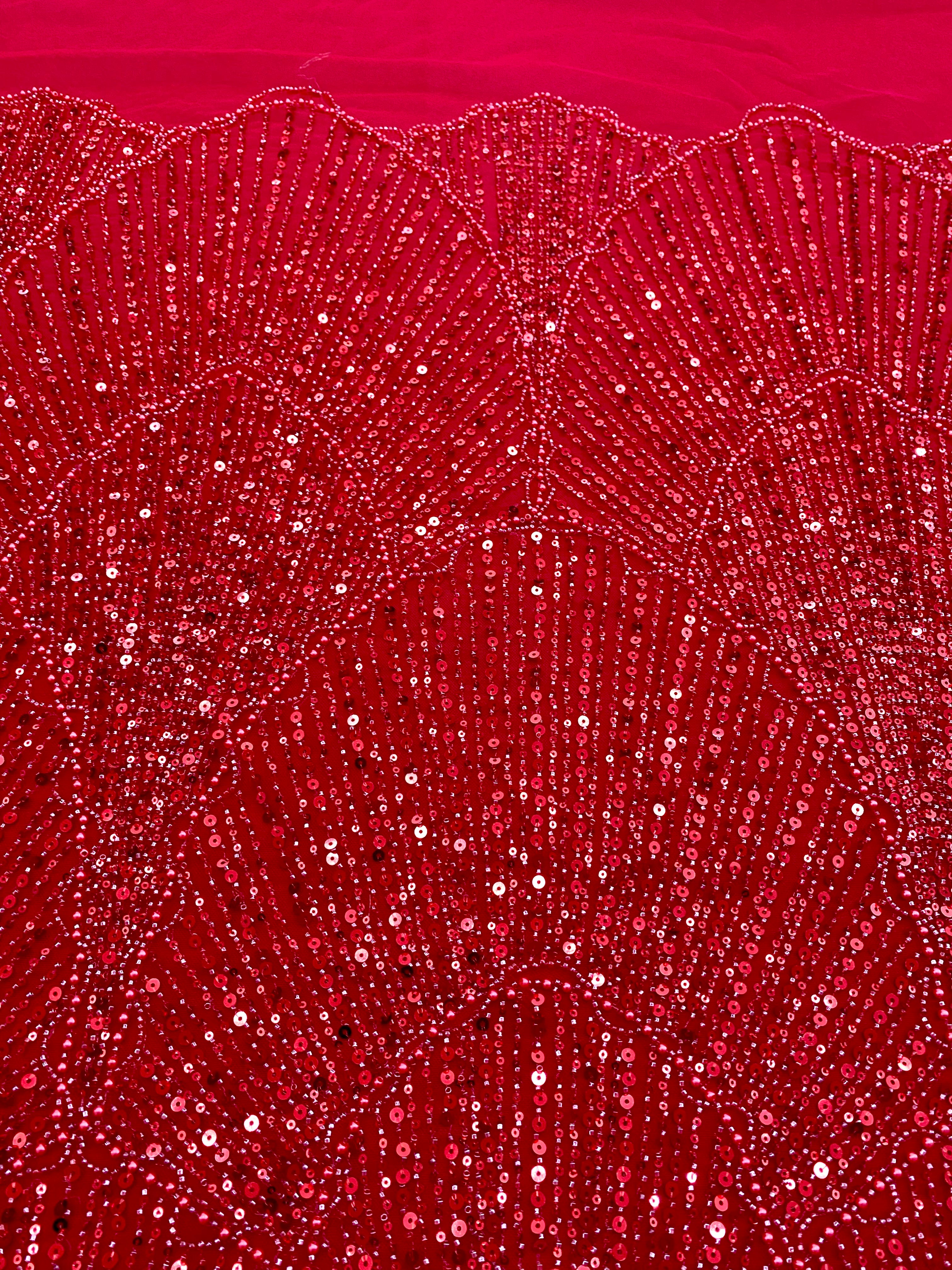 Piros Couture csipke geometriai mintával, gyöngyökkel, gyöngyöcskékkel és flitterekkel