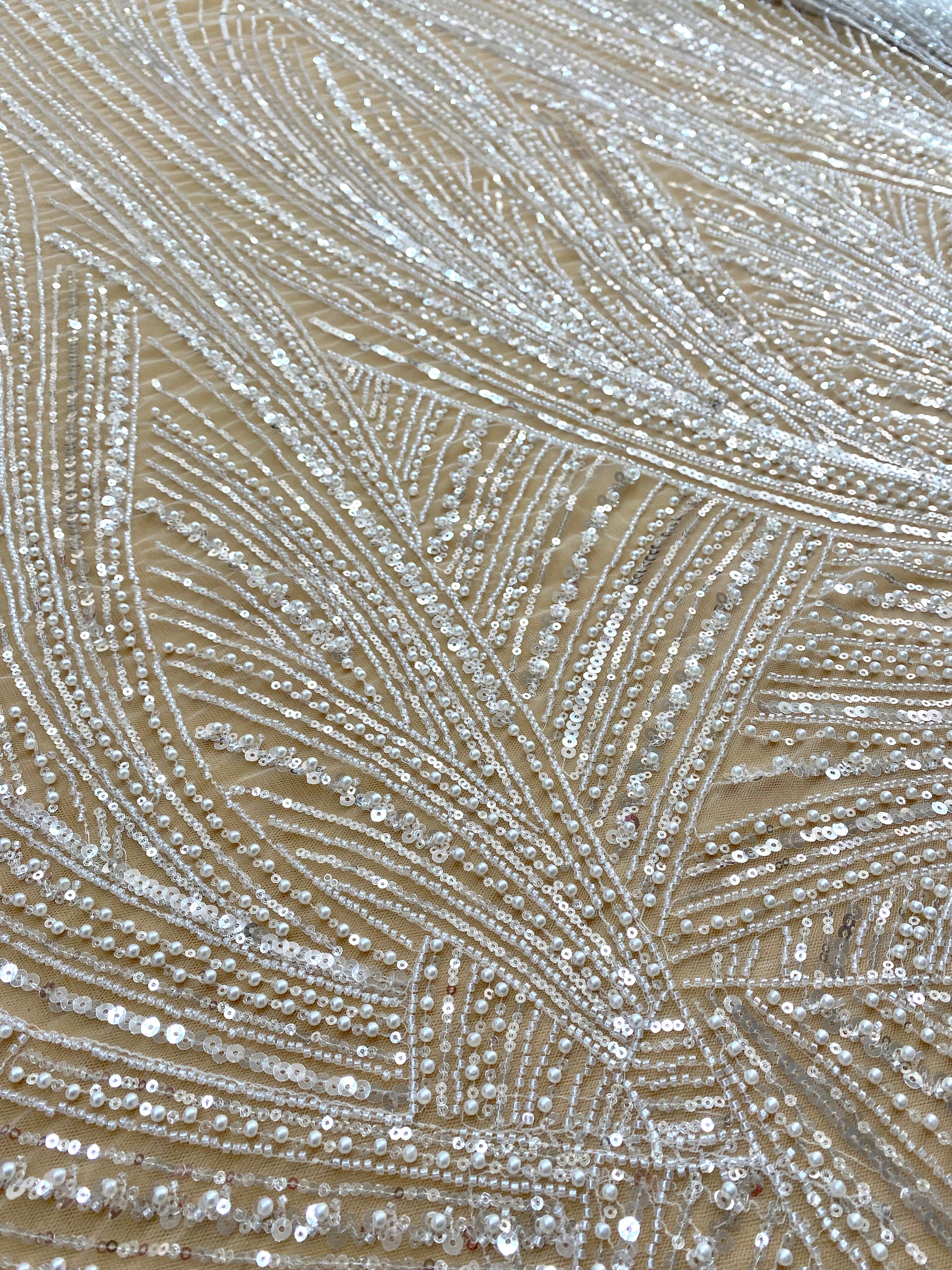 Dantela Couture Diamond lineáris mintával, gyöngyökkel, gyöngyöcskékkel és flitterekkel
