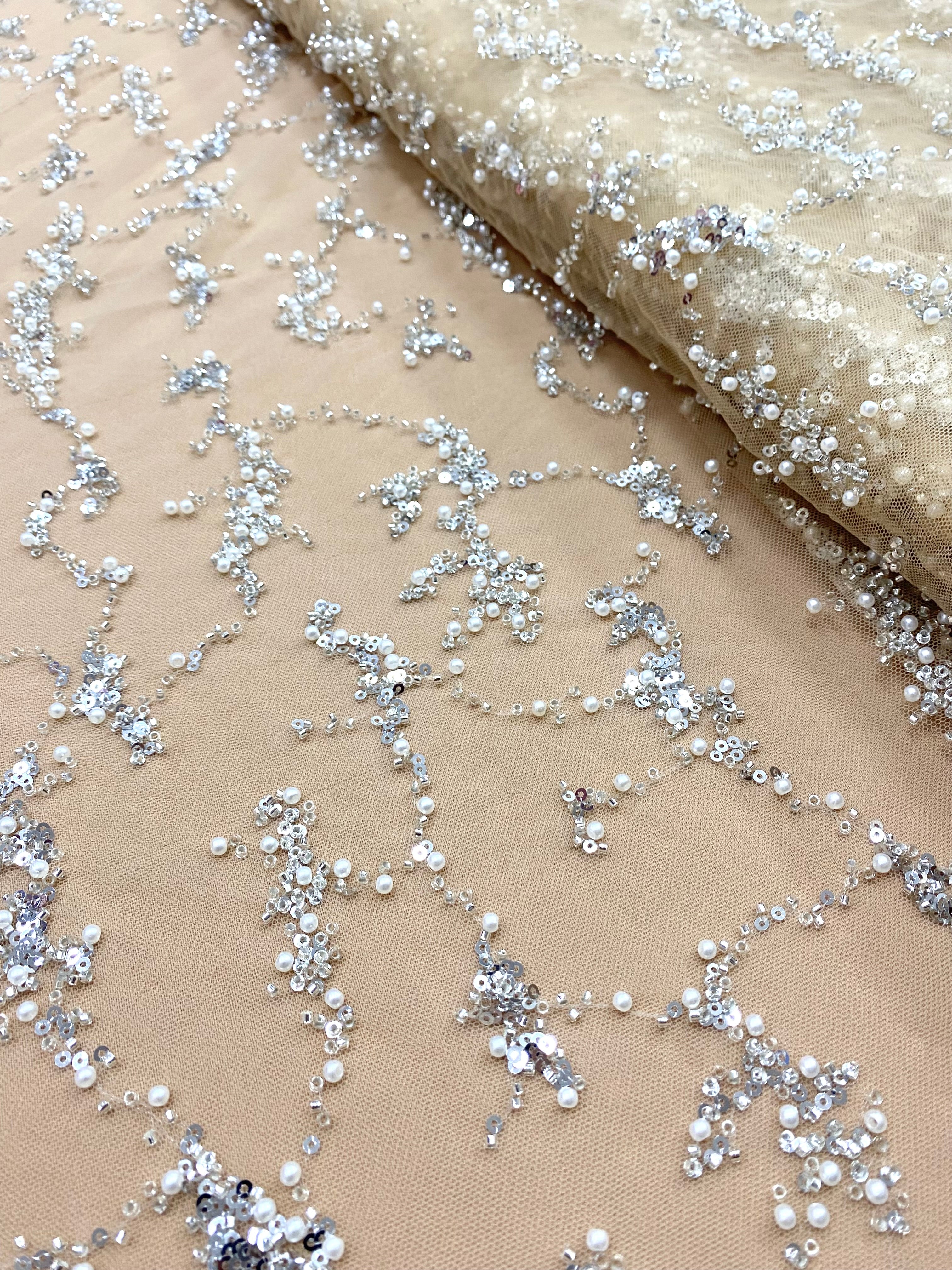 Dantela Couture Argintie pe Tulle Nude, cu Perle, Margele si Paiete