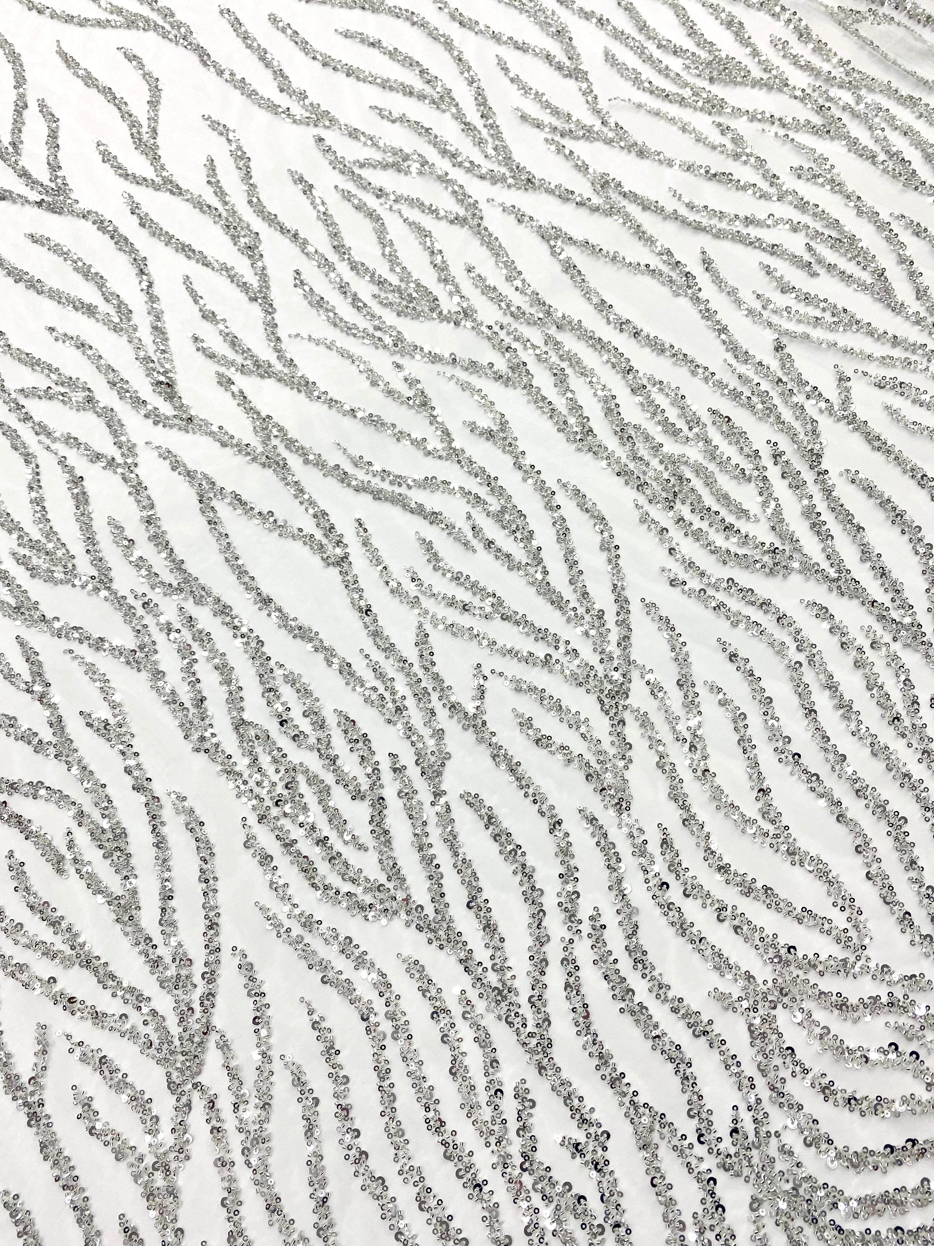 Csipke Couture ezüst tüllön, elefántcsont színben, gyöngy- és flitterfüzérekkel, gyöngyökkel és flitterekkel