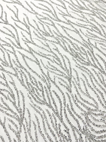 Csipke Couture ezüst tüllön, elefántcsont színben, gyöngy- és flitterfüzérekkel, gyöngyökkel és flitterekkel