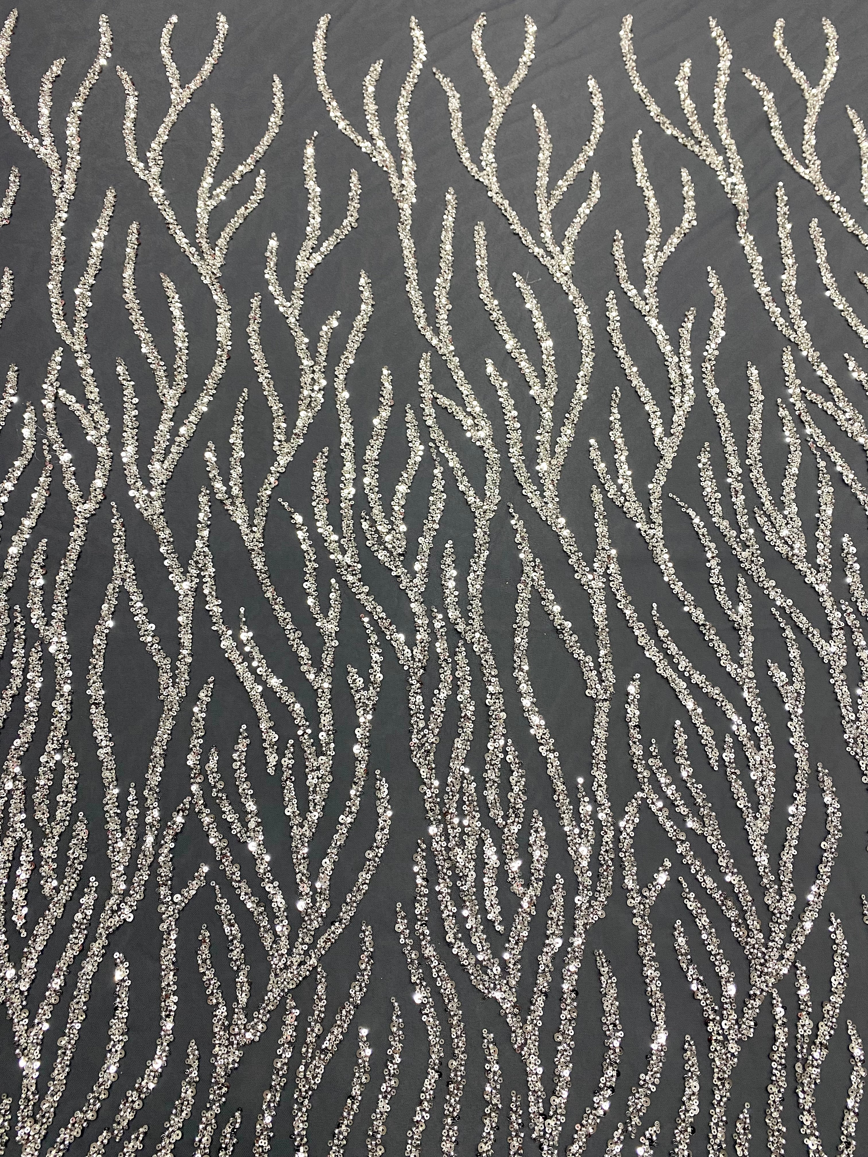 Csipke Couture ezüst tüllön antracit színben, gyöngy- és flitterfüzérekkel, gyöngyökkel és flitterekkel