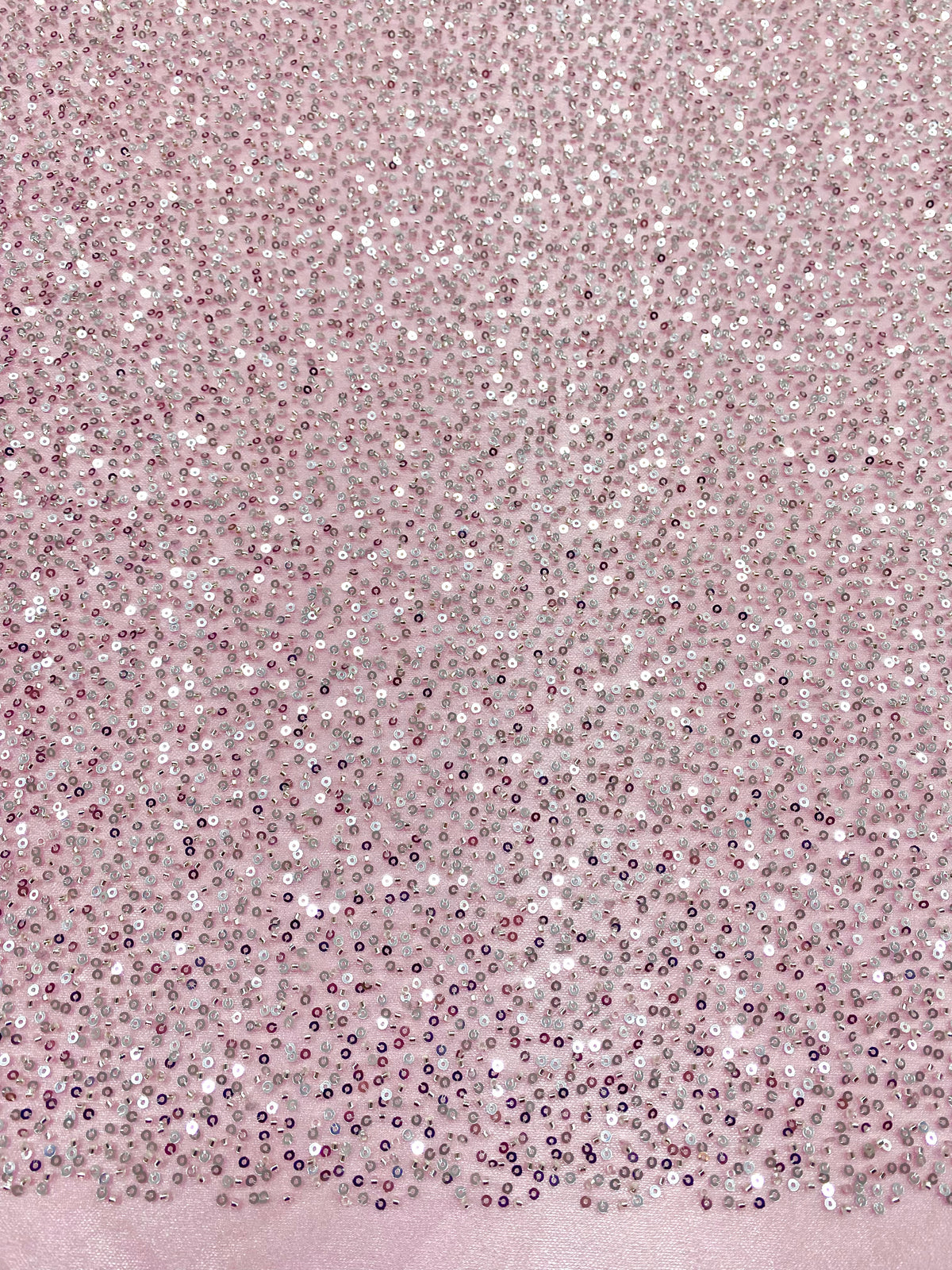 Dantela Couture Argintie pe Tulle Roz cu Model General, cu Margele si Paiete