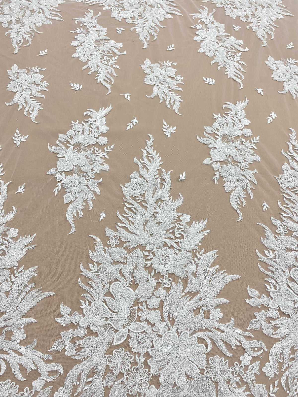 Dantela Couture Ivory virágmintás, gyöngyökkel és flitterekkel