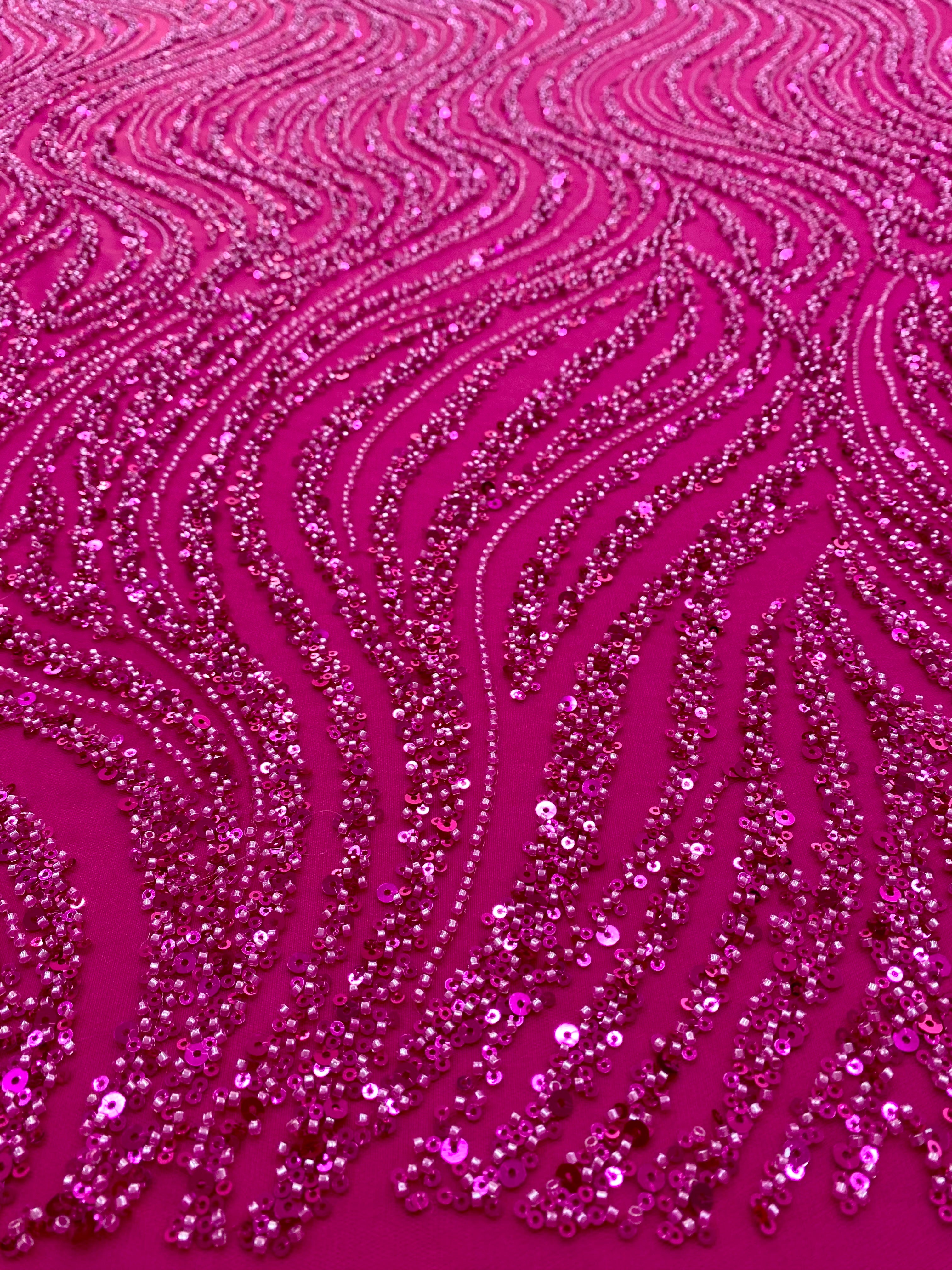 Dantela Couture Fucsia lineáris mintával, gyöngyökkel és flitterekkel